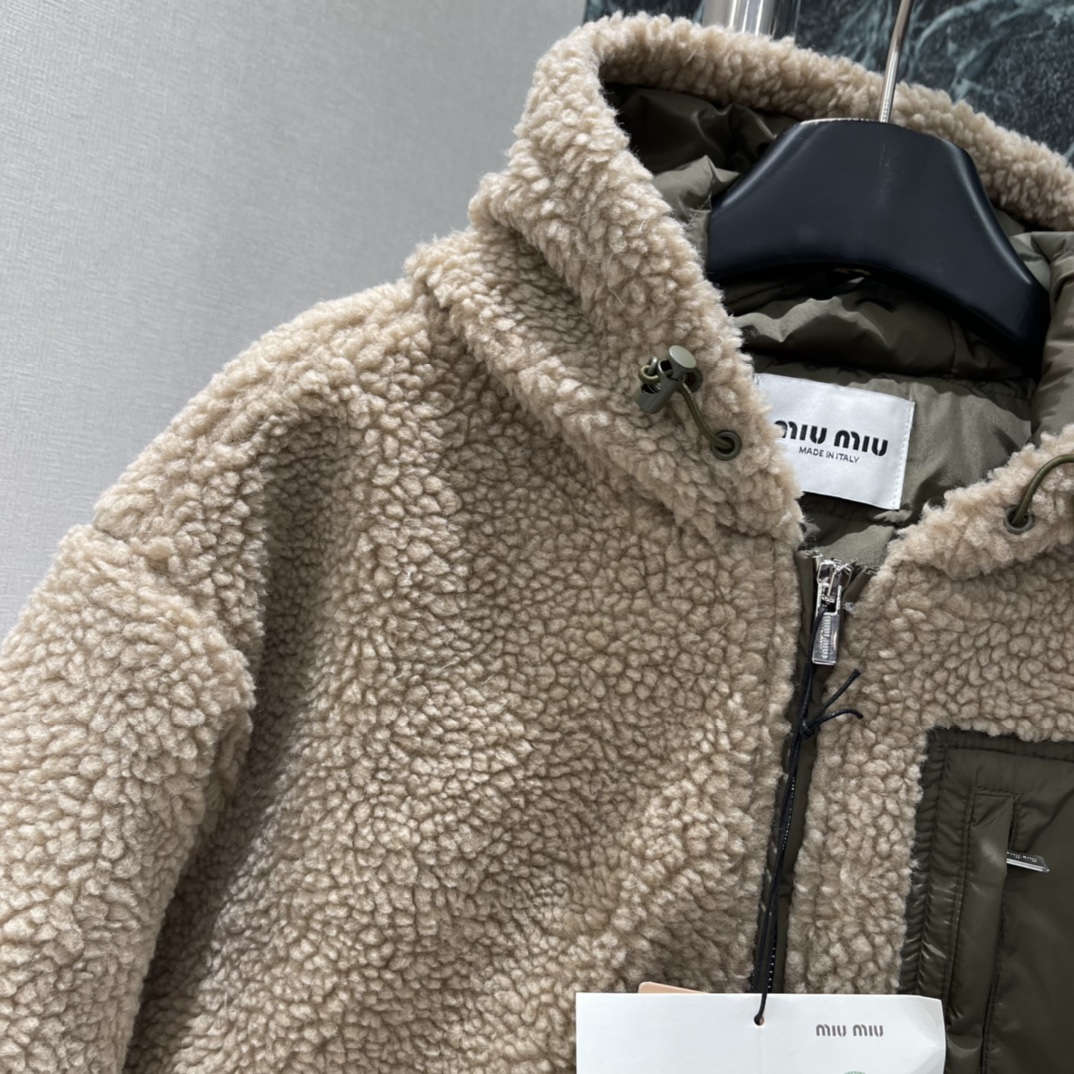 Miu 25秋冬新款 羊羔绒羽绒服 外层羊羔绒+内里白鹅绒，超保暖!宽松版型，男女同款，秋冬穿超合适。浅
