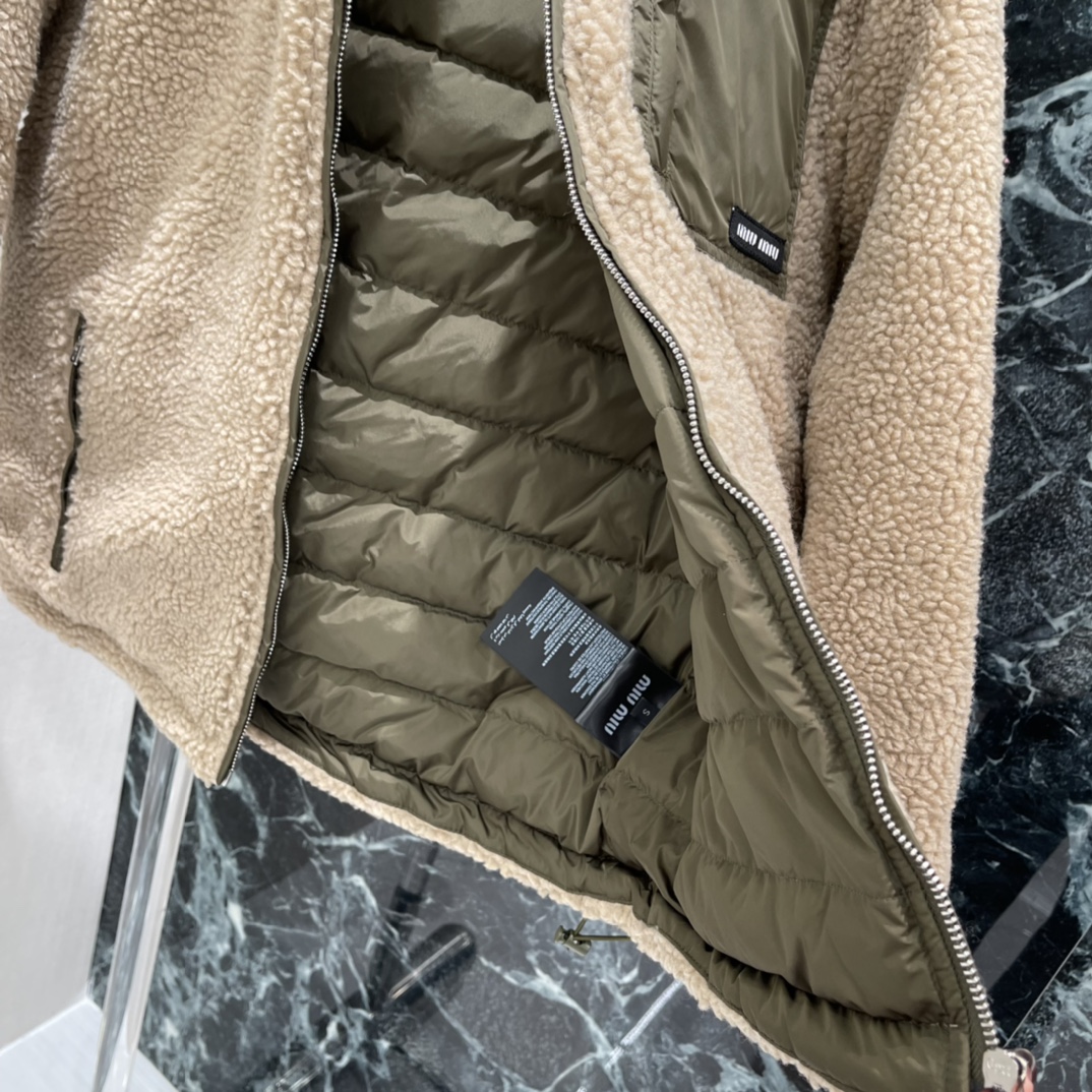 Miu 25秋冬新款 羊羔绒羽绒服 外层羊羔绒+内里白鹅绒，超保暖!宽松版型，男女同款，秋冬穿超合适。浅