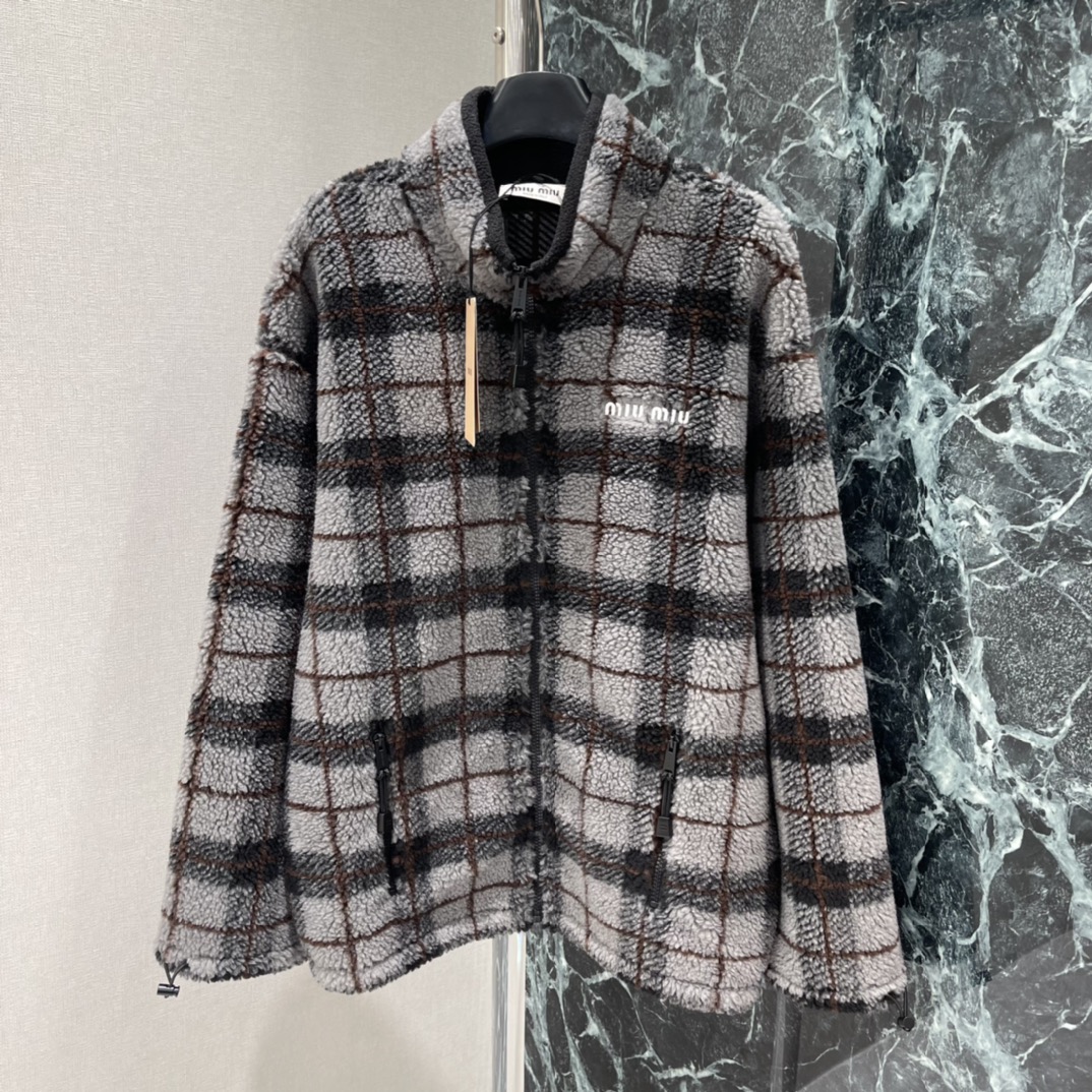 Miu 25秋冬新款 格纹摇粒绒外套 秋冬穿超合适!连帽➕抽绳袖口，实用又有型，宽松版型轻盈不束缚，日常