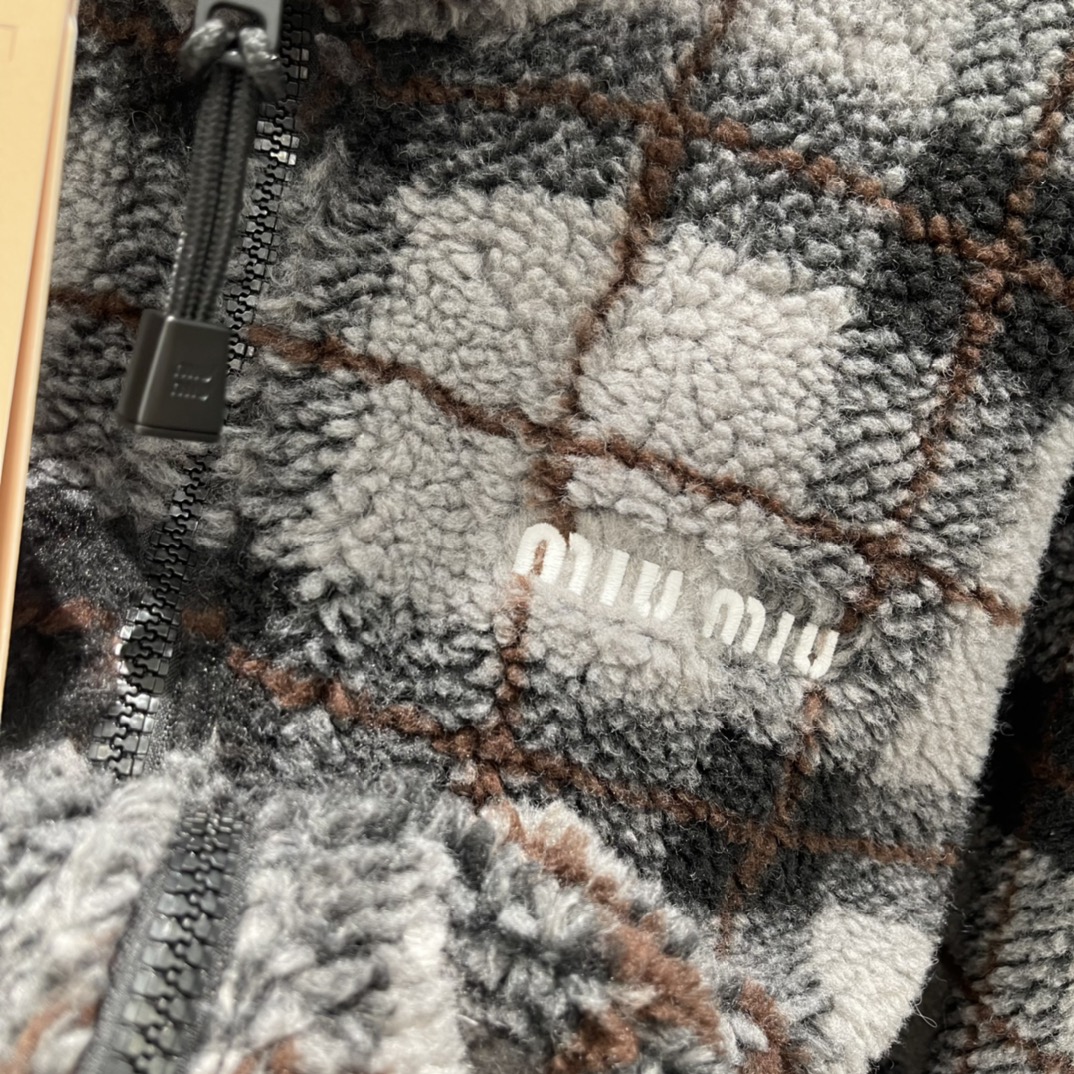 Miu 25秋冬新款 格纹摇粒绒外套 秋冬穿超合适!连帽➕抽绳袖口，实用又有型，宽松版型轻盈不束缚，日常