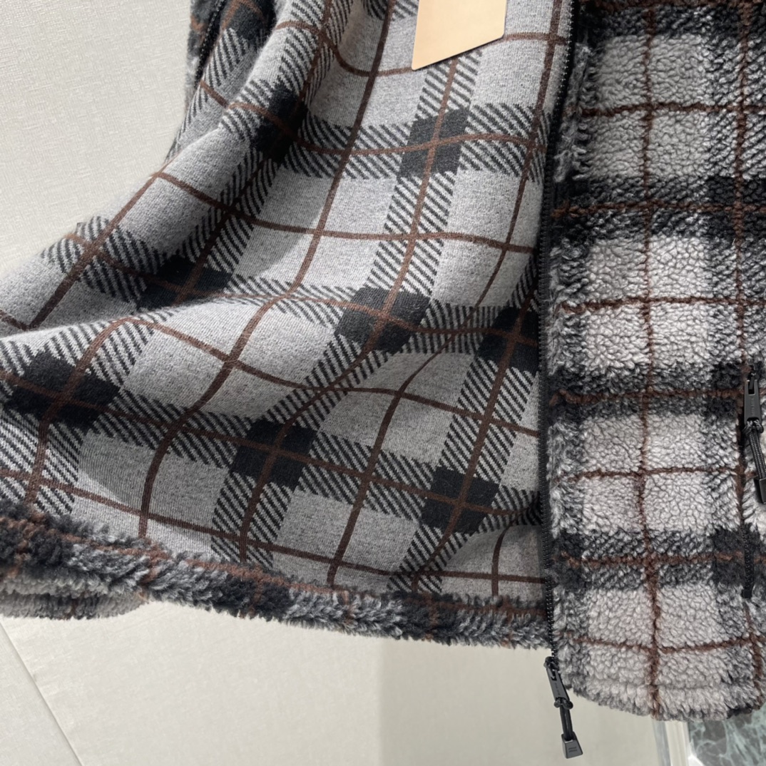 Miu 25秋冬新款 格纹摇粒绒外套 秋冬穿超合适!连帽➕抽绳袖口，实用又有型，宽松版型轻盈不束缚，日常