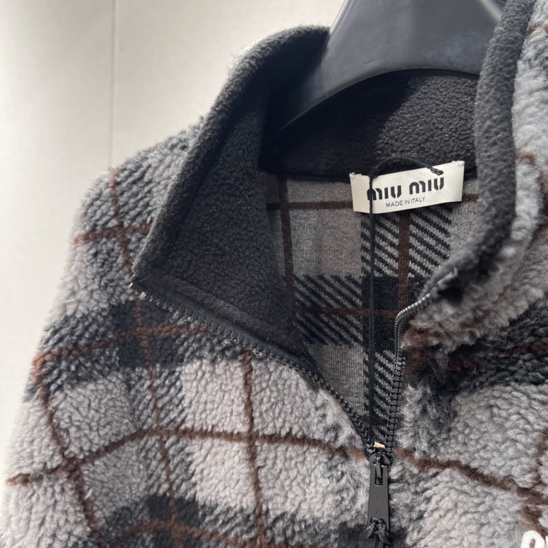 Miu 25秋冬新款 格纹摇粒绒外套 秋冬穿超合适!连帽➕抽绳袖口，实用又有型，宽松版型轻盈不束缚，日常