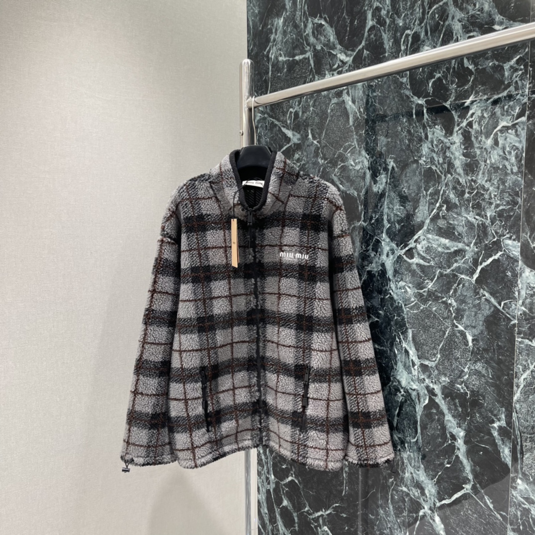 Miu 25秋冬新款 格纹摇粒绒外套 秋冬穿超合适!连帽➕抽绳袖口，实用又有型，宽松版型轻盈不束缚，日常