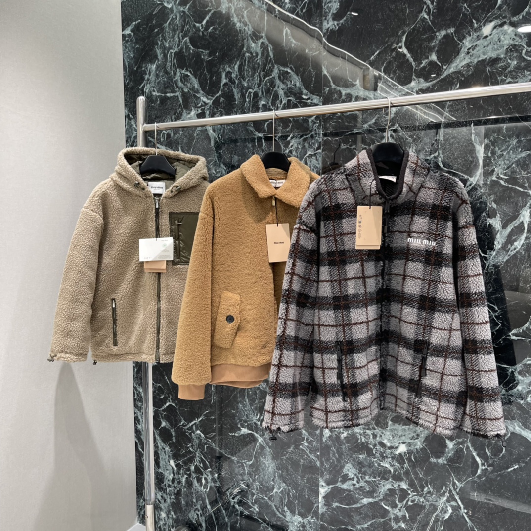 Miu 25秋冬新款 泰迪绒毛绒外套 内里针织厚实 保暖力满分!宽松版型，适合多种身材，浅咖棕色调超百搭