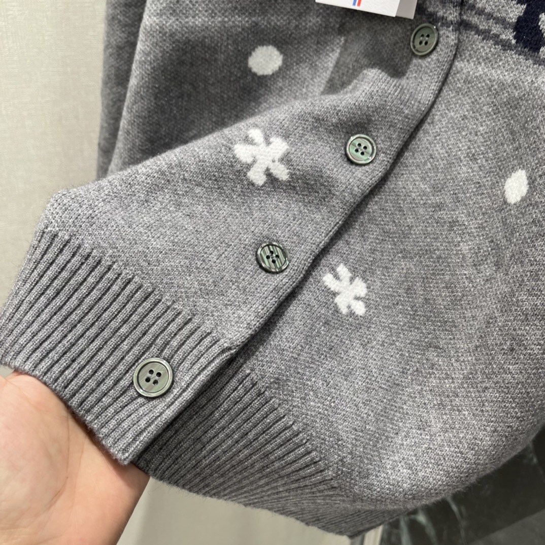 TB 25秋冬新款 小狗图案针织开衫 高级色调，百搭又耐看，春秋季节穿刚刚好~无论配裙装还是裤装都很出彩