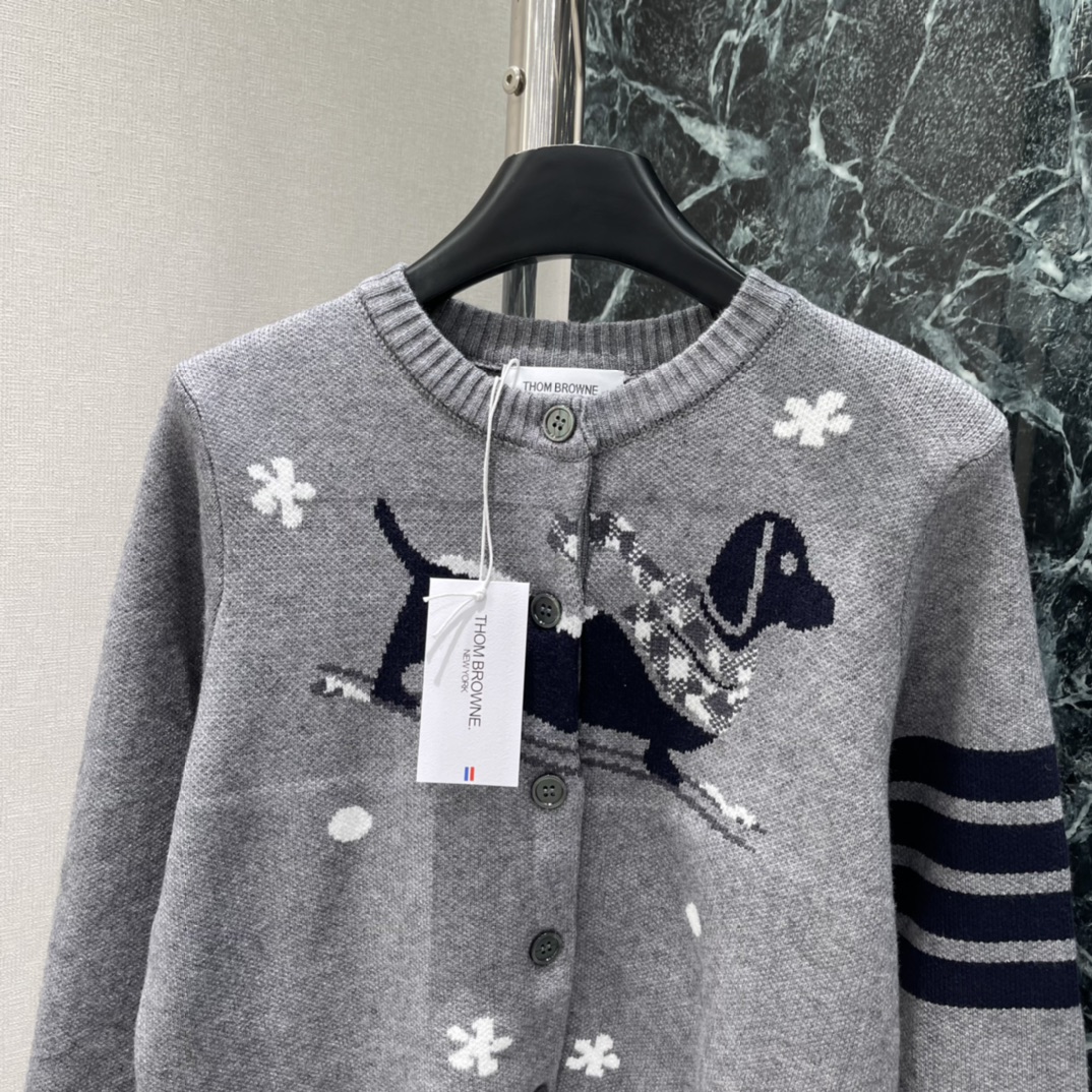 TB 25秋冬新款 小狗图案针织开衫 高级色调，百搭又耐看，春秋季节穿刚刚好~无论配裙装还是裤装都很出彩