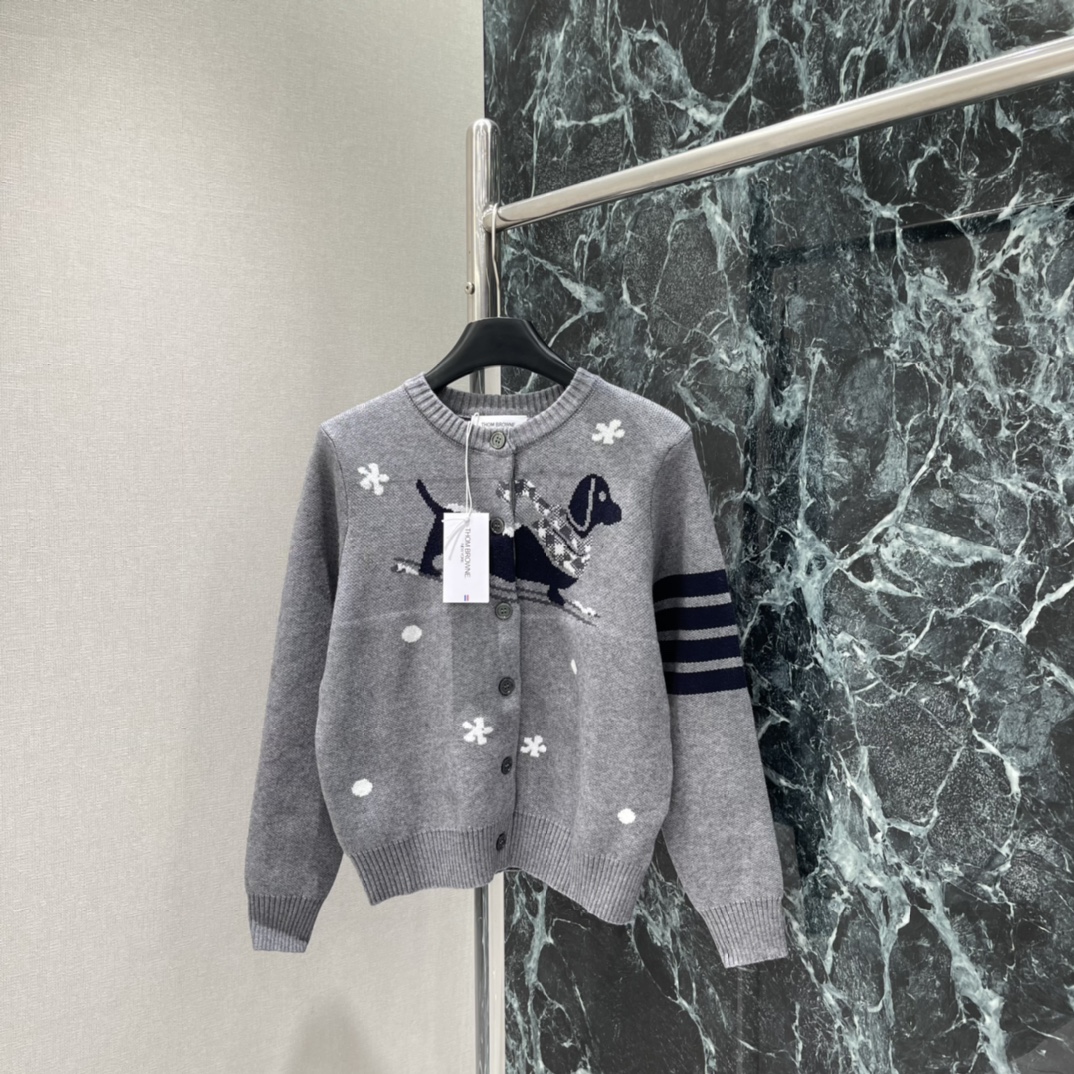 TB 25秋冬新款 小狗图案针织开衫 高级色调，百搭又耐看，春秋季节穿刚刚好~无论配裙装还是裤装都很出彩