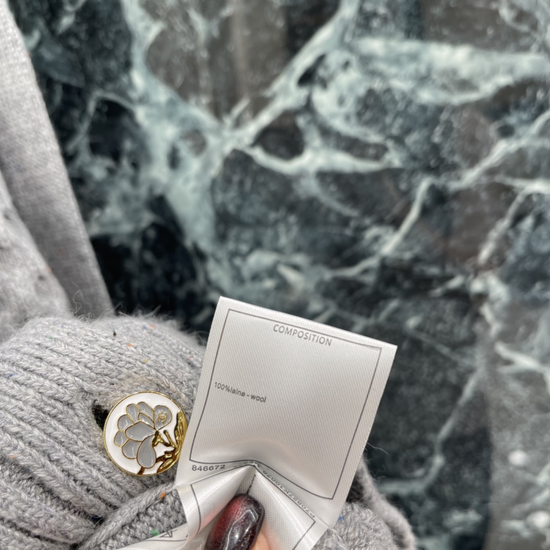 小香 25秋冬新款 蝴蝶结装饰针织开衫 定制品牌五金花朵扣子 彰显品牌格调 柔软又保暖，秋冬穿超合适!宽