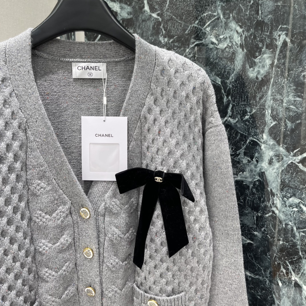 小香 25秋冬新款 蝴蝶结装饰针织开衫 定制品牌五金花朵扣子 彰显品牌格调 柔软又保暖，秋冬穿超合适!宽