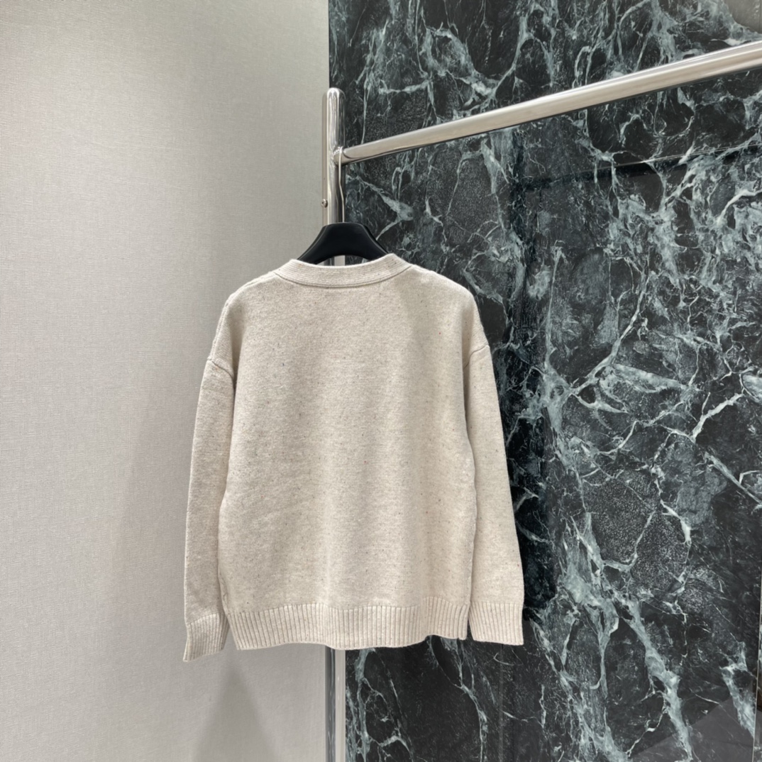 小香 25秋冬新款 蝴蝶结装饰针织开衫 定制品牌五金花朵扣子 彰显品牌格调 柔软又保暖，秋冬穿超合适!宽