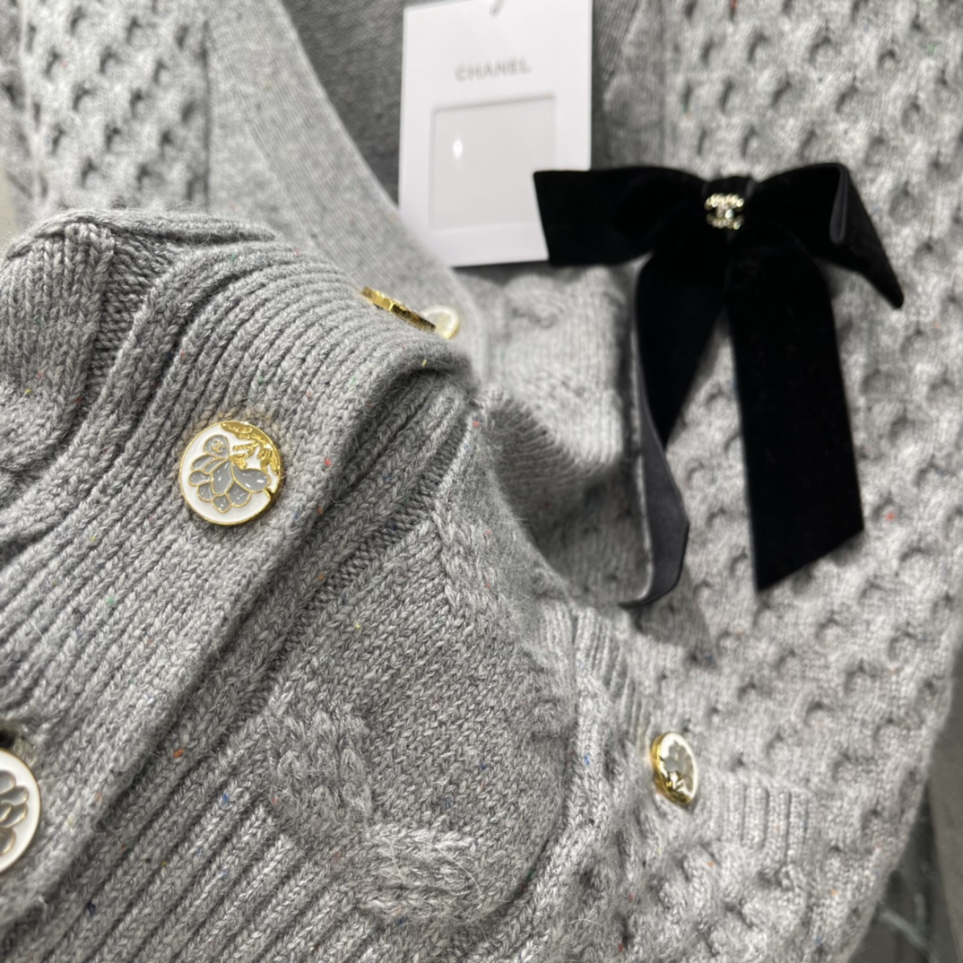 小香 25秋冬新款 蝴蝶结装饰针织开衫 定制品牌五金花朵扣子 彰显品牌格调 柔软又保暖，秋冬穿超合适!宽