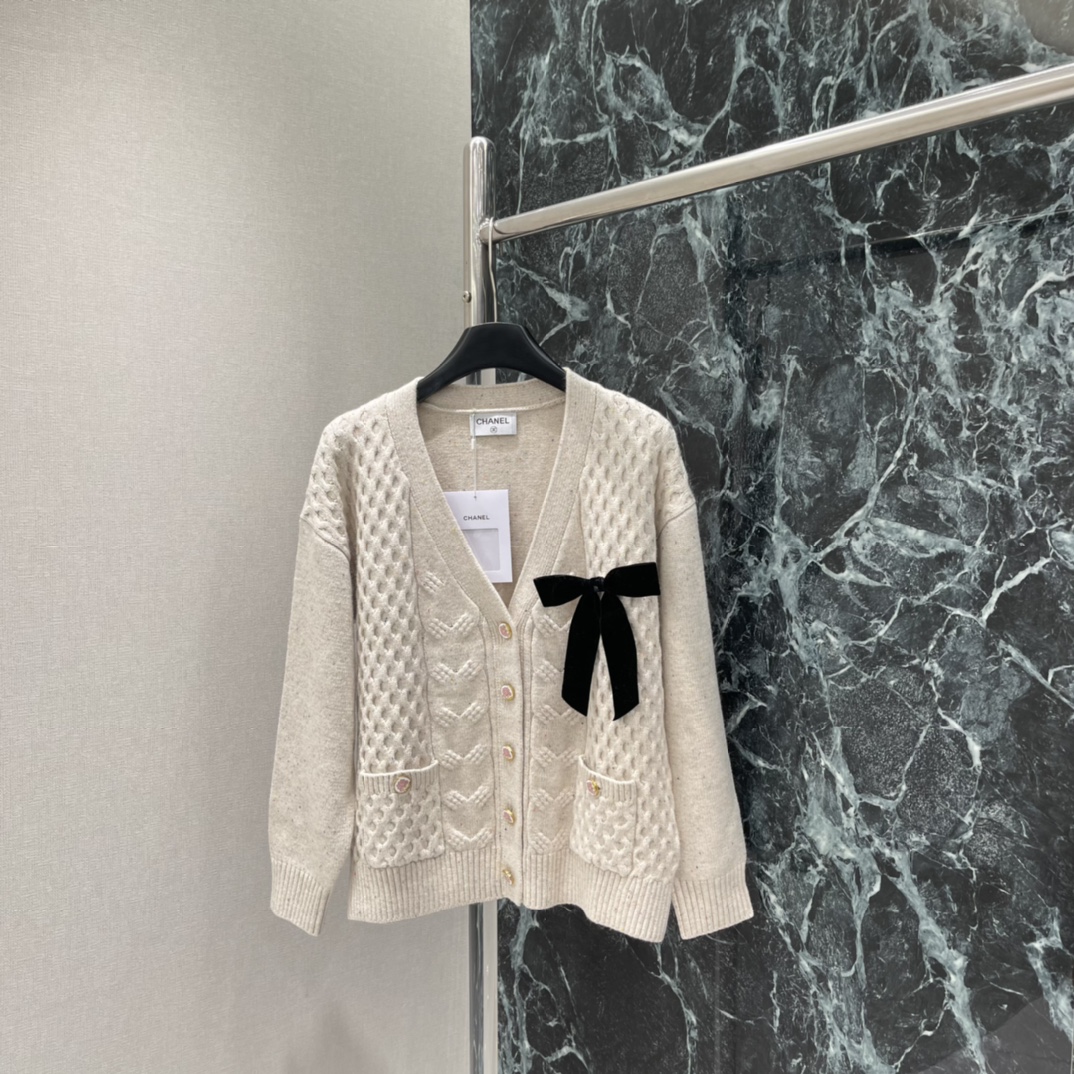 小香 25秋冬新款 蝴蝶结装饰针织开衫 定制品牌五金花朵扣子 彰显品牌格调 柔软又保暖，秋冬穿超合适!宽