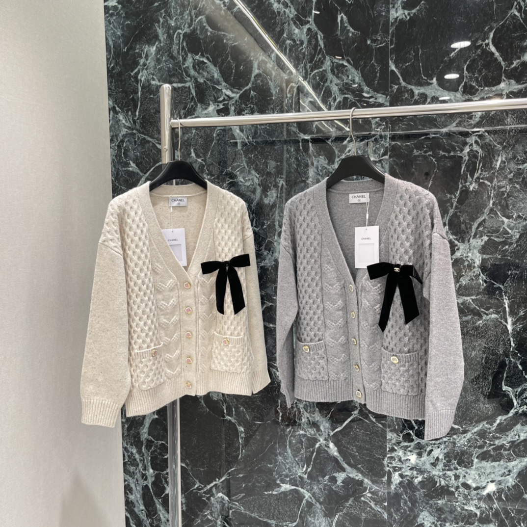 小香 25秋冬新款 蝴蝶结装饰针织开衫 定制品牌五金花朵扣子 彰显品牌格调 柔软又保暖，秋冬穿超合适!宽