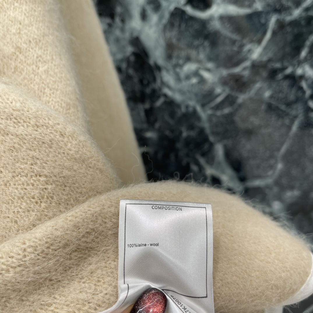 小香 25秋冬新款 滑雪系列开衫 蝴蝶结装饰 俏皮又显温柔 超适合寒冷天气穿着 版型偏宽松，日常或滑雪都