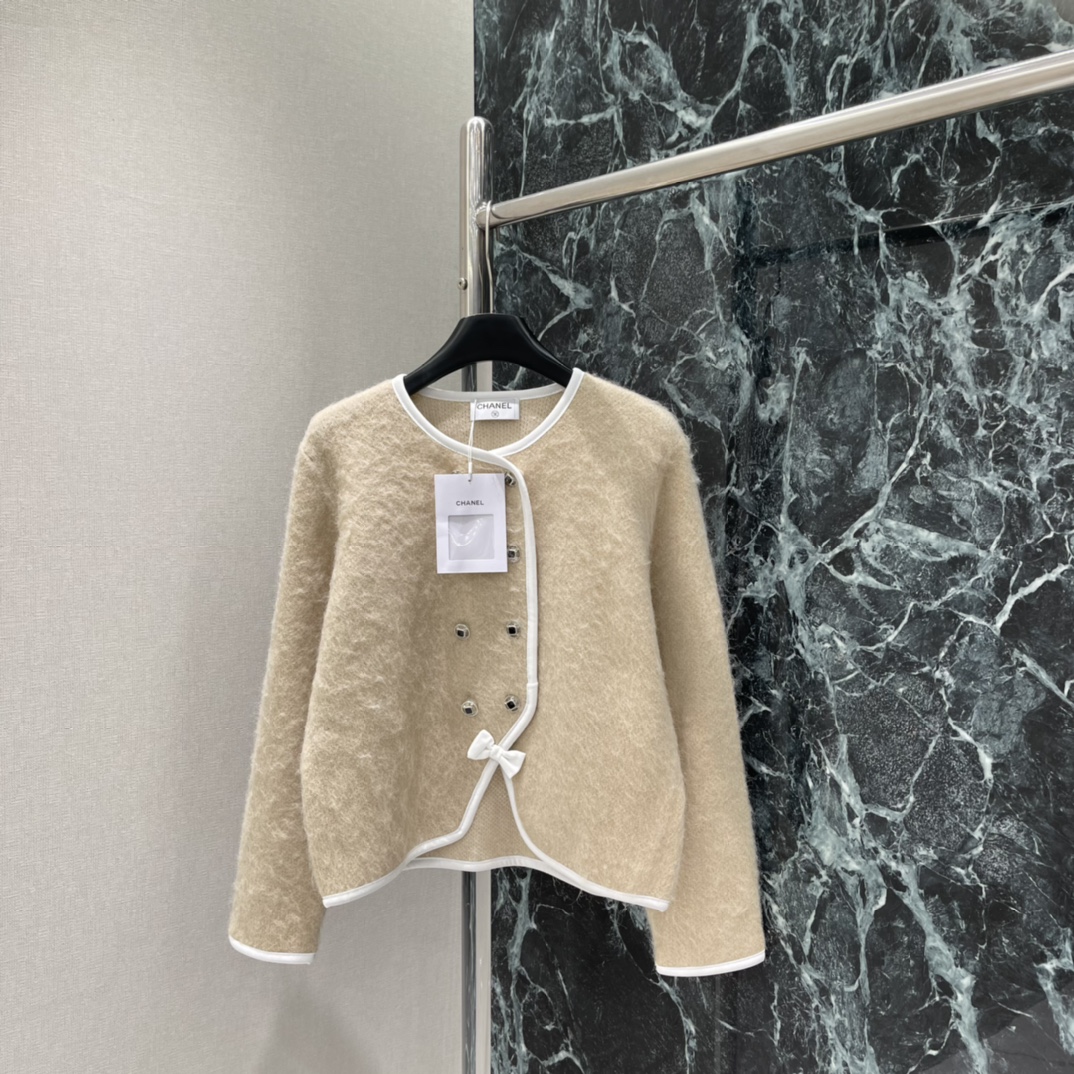 小香 25秋冬新款 滑雪系列开衫 蝴蝶结装饰 俏皮又显温柔 超适合寒冷天气穿着 版型偏宽松，日常或滑雪都