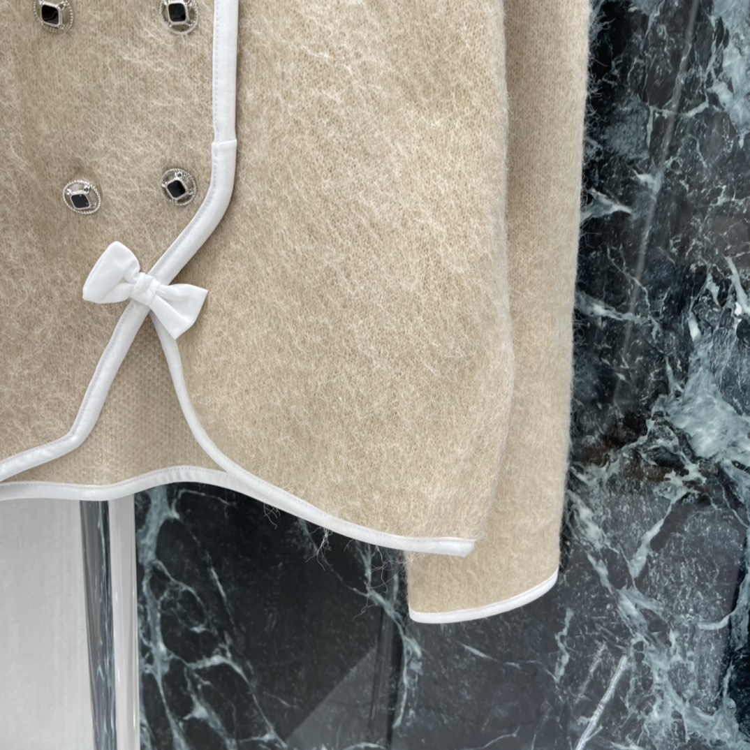 小香 25秋冬新款 滑雪系列开衫 蝴蝶结装饰 俏皮又显温柔 超适合寒冷天气穿着 版型偏宽松，日常或滑雪都