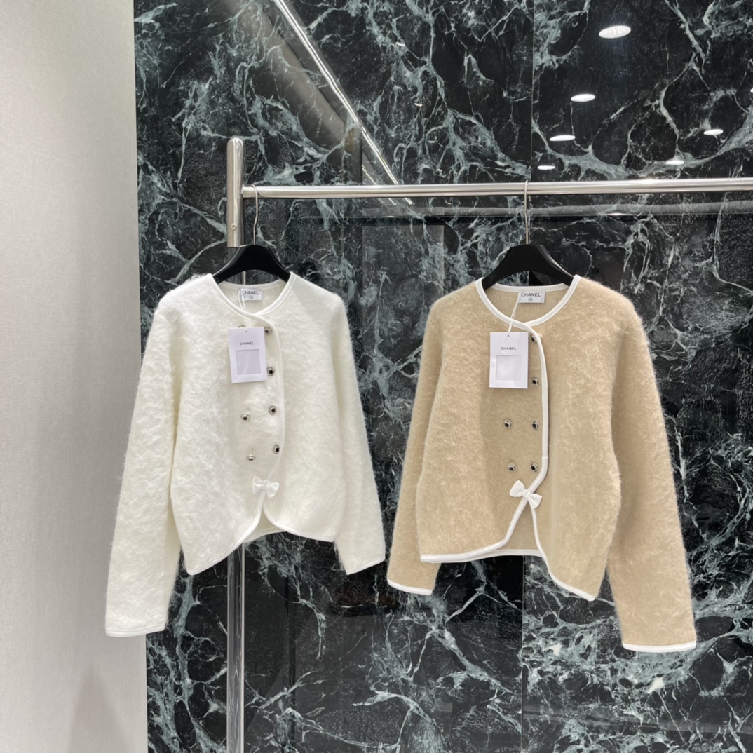 小香 25秋冬新款 滑雪系列开衫 蝴蝶结装饰 俏皮又显温柔 超适合寒冷天气穿着 版型偏宽松，日常或滑雪都