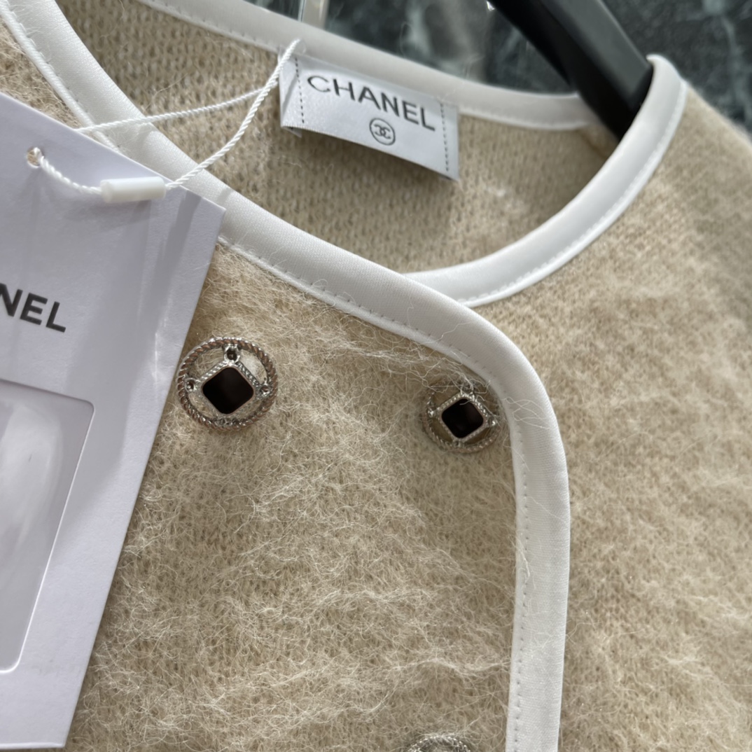 小香 25秋冬新款 滑雪系列开衫 蝴蝶结装饰 俏皮又显温柔 超适合寒冷天气穿着 版型偏宽松，日常或滑雪都