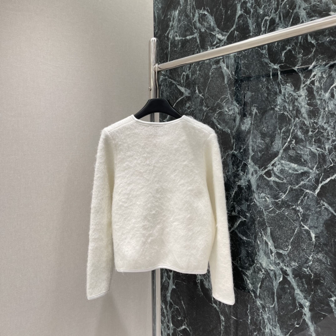 小香 25秋冬新款 滑雪系列开衫 蝴蝶结装饰 俏皮又显温柔 超适合寒冷天气穿着 版型偏宽松，日常或滑雪都