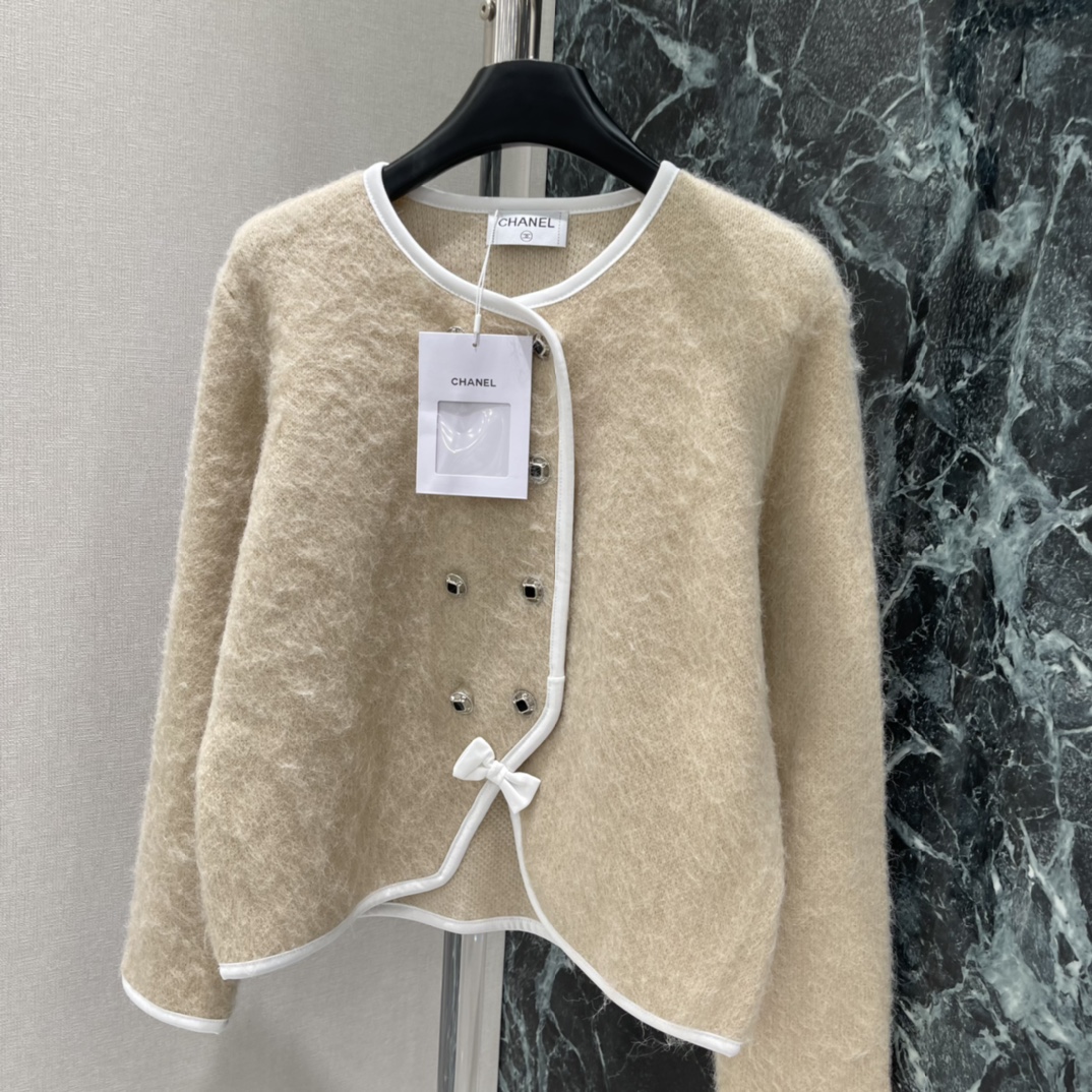 小香 25秋冬新款 滑雪系列开衫 蝴蝶结装饰 俏皮又显温柔 超适合寒冷天气穿着 版型偏宽松，日常或滑雪都