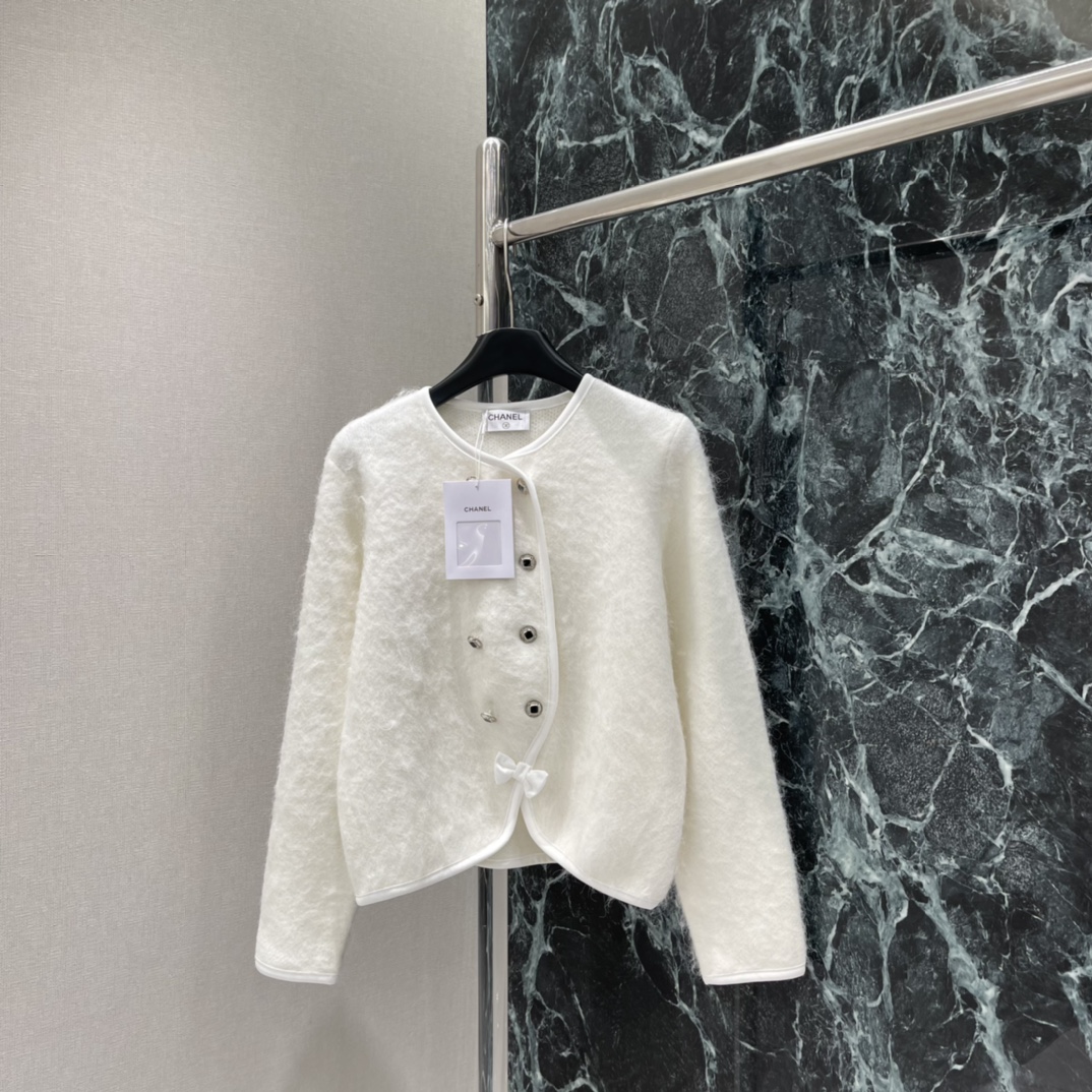 小香 25秋冬新款 滑雪系列开衫 蝴蝶结装饰 俏皮又显温柔 超适合寒冷天气穿着 版型偏宽松，日常或滑雪都