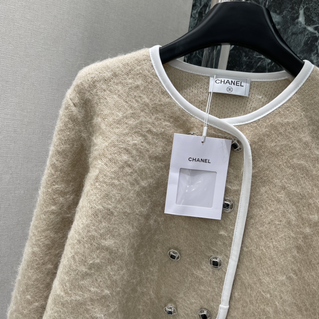 小香 25秋冬新款 滑雪系列开衫 蝴蝶结装饰 俏皮又显温柔 超适合寒冷天气穿着 版型偏宽松，日常或滑雪都