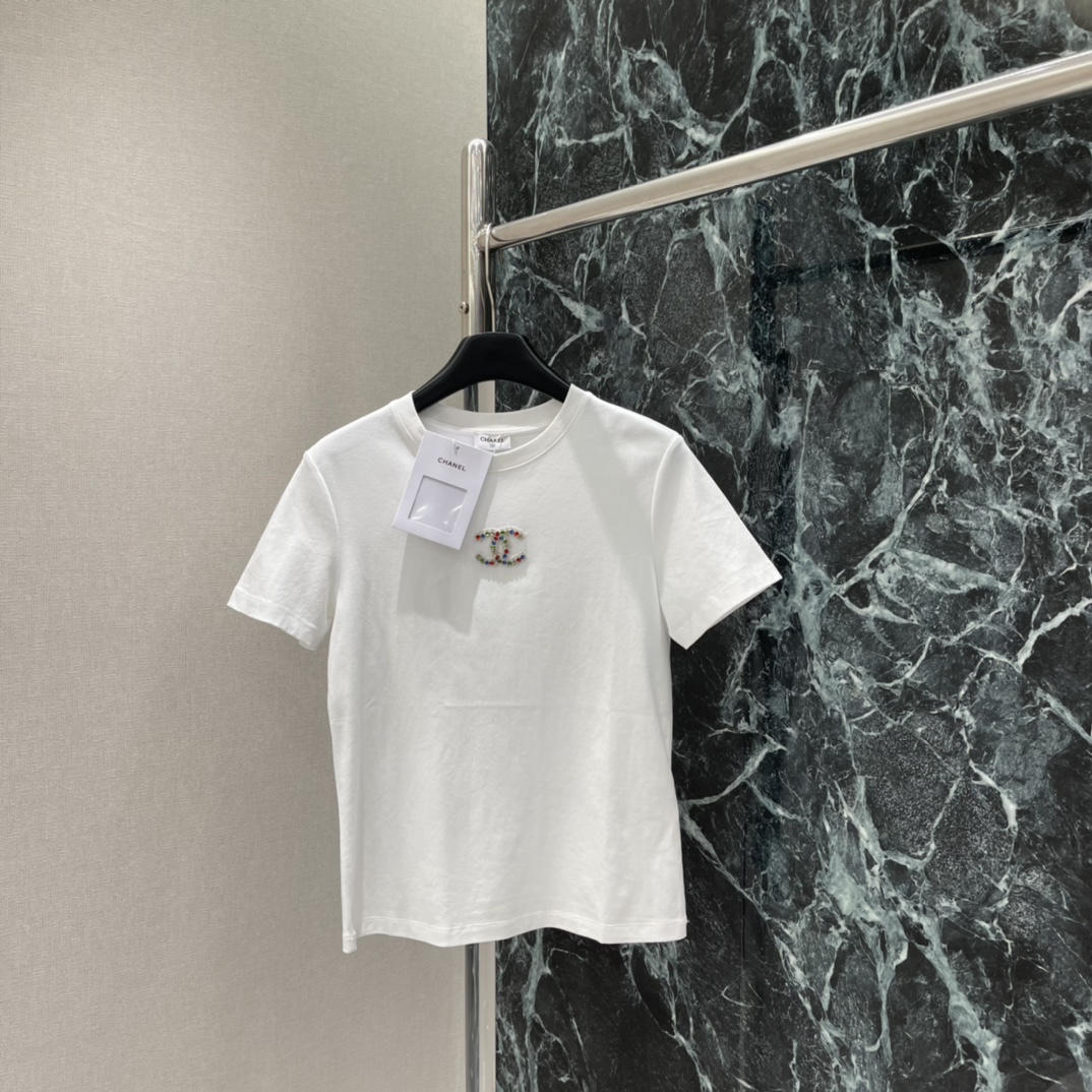 小香 25秋冬新款 彩色钉珠短袖T恤 胸前彩色钉珠形成品牌双Clogo 彰显品牌格调 日常出街都很适合!