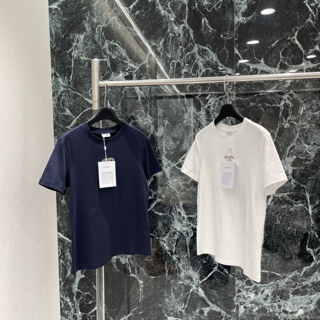 小香 25秋冬新款 彩色钉珠短袖T恤 胸前彩色钉珠形成品牌双Clogo 彰显品牌格调 日常出街都很适合!