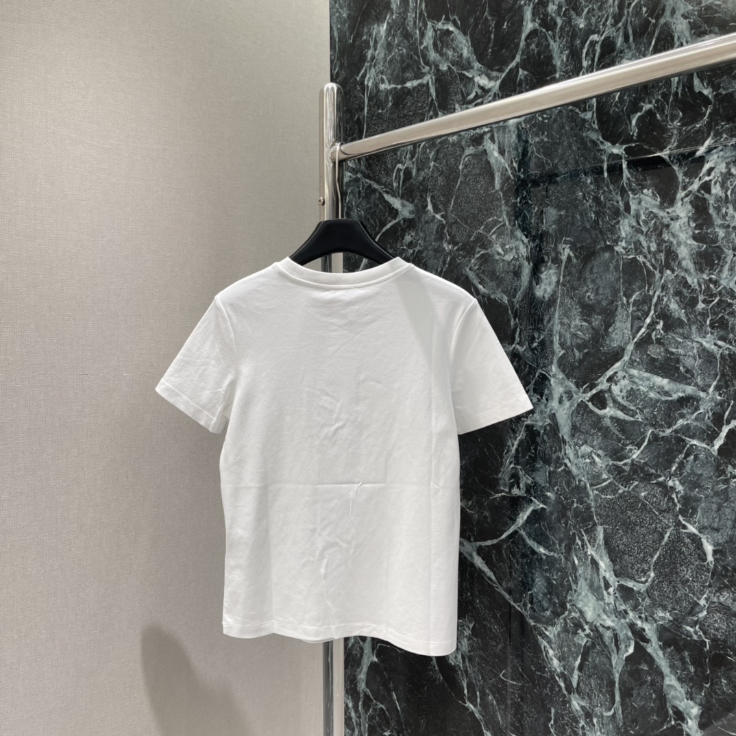 小香 25秋冬新款 彩色钉珠短袖T恤 胸前彩色钉珠形成品牌双Clogo 彰显品牌格调 日常出街都很适合!