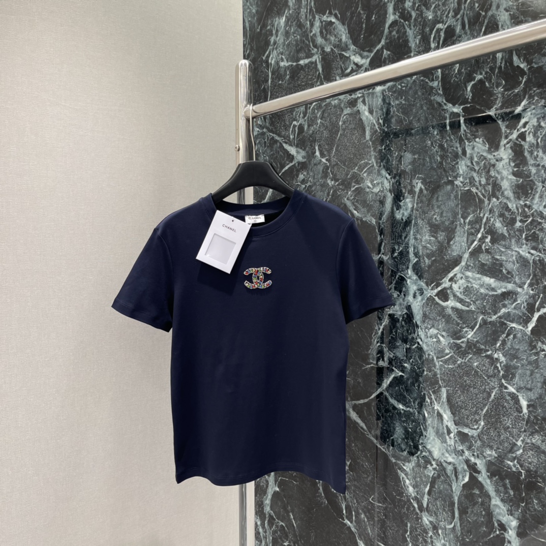 小香 25秋冬新款 彩色钉珠短袖T恤 胸前彩色钉珠形成品牌双Clogo 彰显品牌格调 日常出街都很适合!