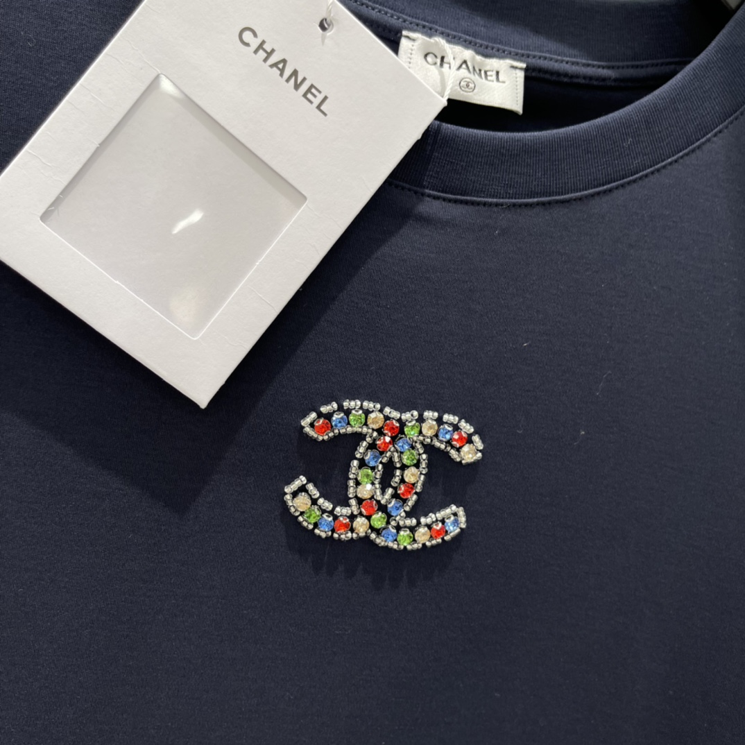 小香 25秋冬新款 彩色钉珠短袖T恤 胸前彩色钉珠形成品牌双Clogo 彰显品牌格调 日常出街都很适合!