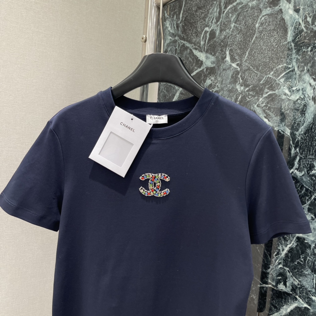 小香 25秋冬新款 彩色钉珠短袖T恤 胸前彩色钉珠形成品牌双Clogo 彰显品牌格调 日常出街都很适合!