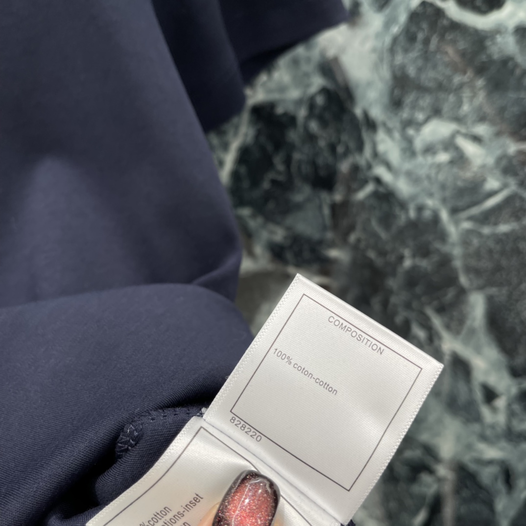 小香 25秋冬新款 彩色钉珠短袖T恤 胸前彩色钉珠形成品牌双Clogo 彰显品牌格调 日常出街都很适合!