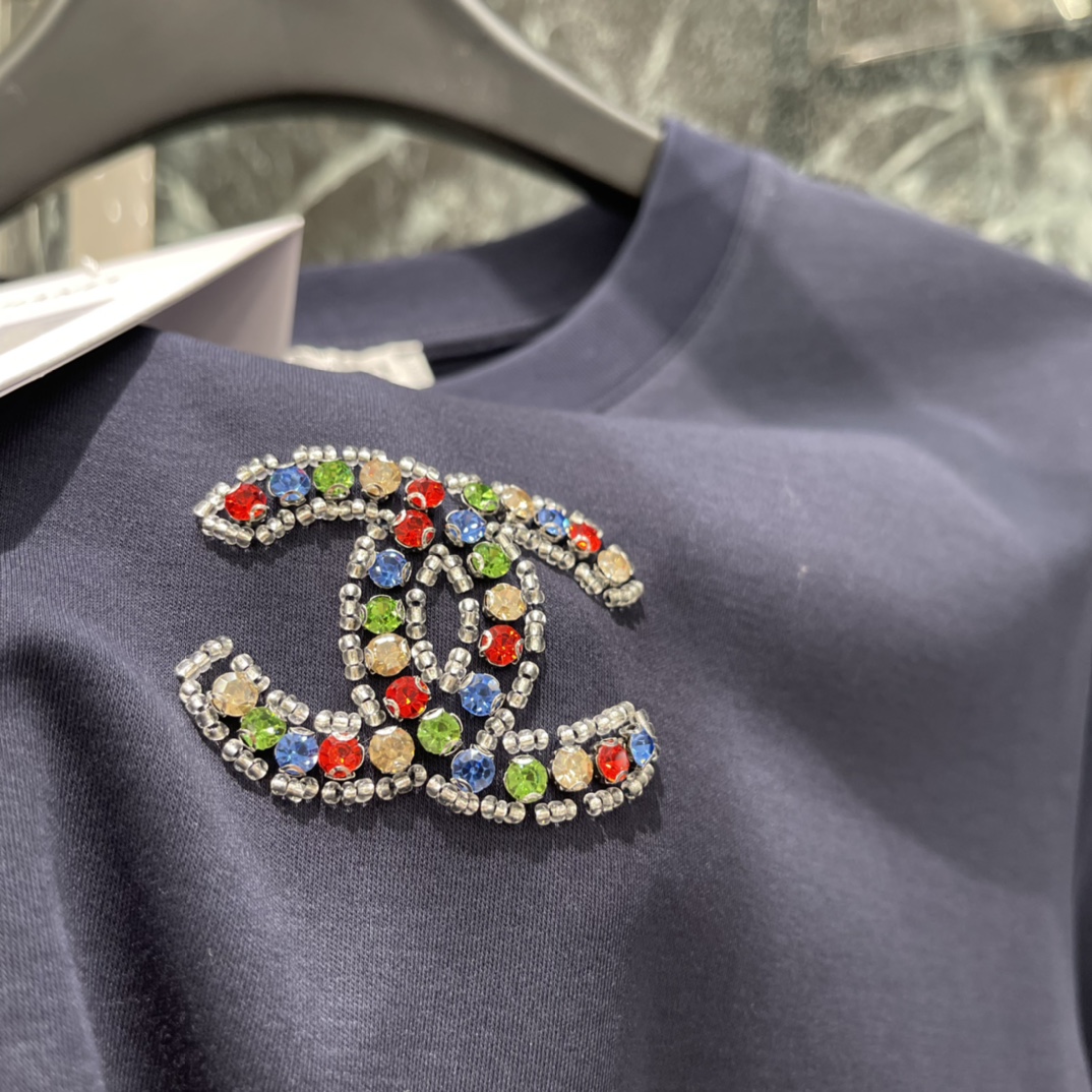 小香 25秋冬新款 彩色钉珠短袖T恤 胸前彩色钉珠形成品牌双Clogo 彰显品牌格调 日常出街都很适合!