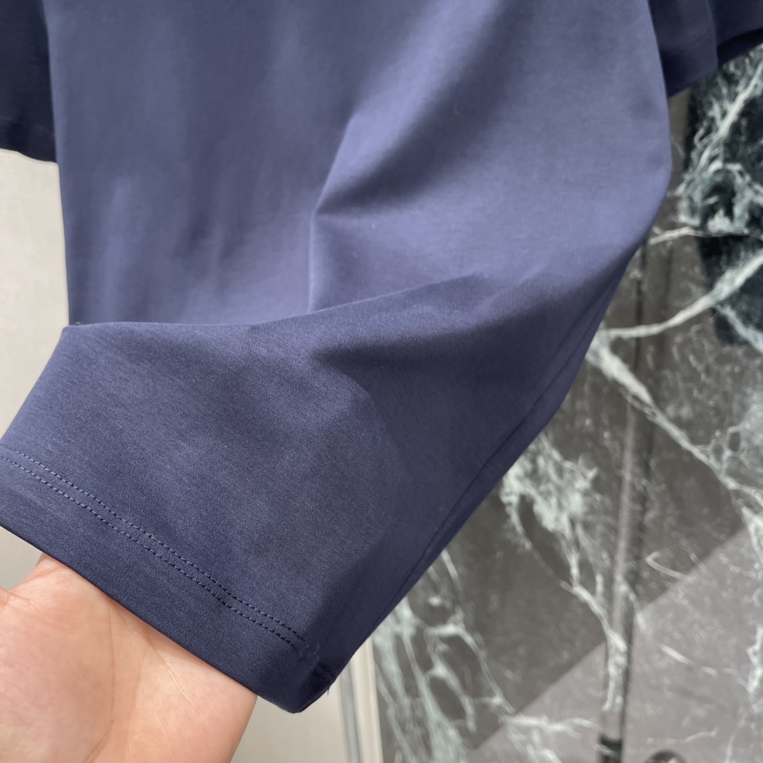 小香 25秋冬新款 彩色钉珠短袖T恤 胸前彩色钉珠形成品牌双Clogo 彰显品牌格调 日常出街都很适合!