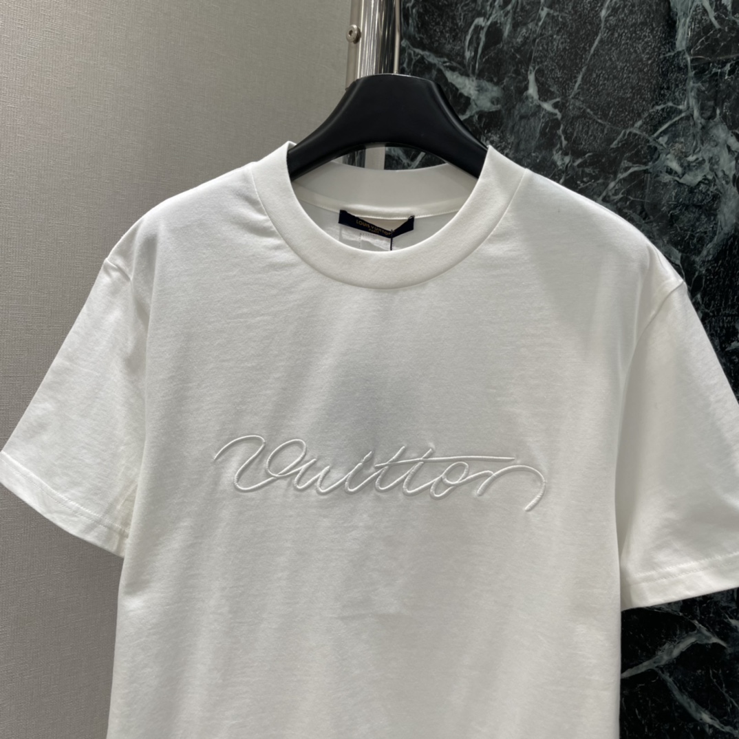 路易 25秋冬新款 刺绣字母短袖T恤 细节有精致刺绣或压花，品牌感满满计 百搭属性超强 无论休闲裤还是牛