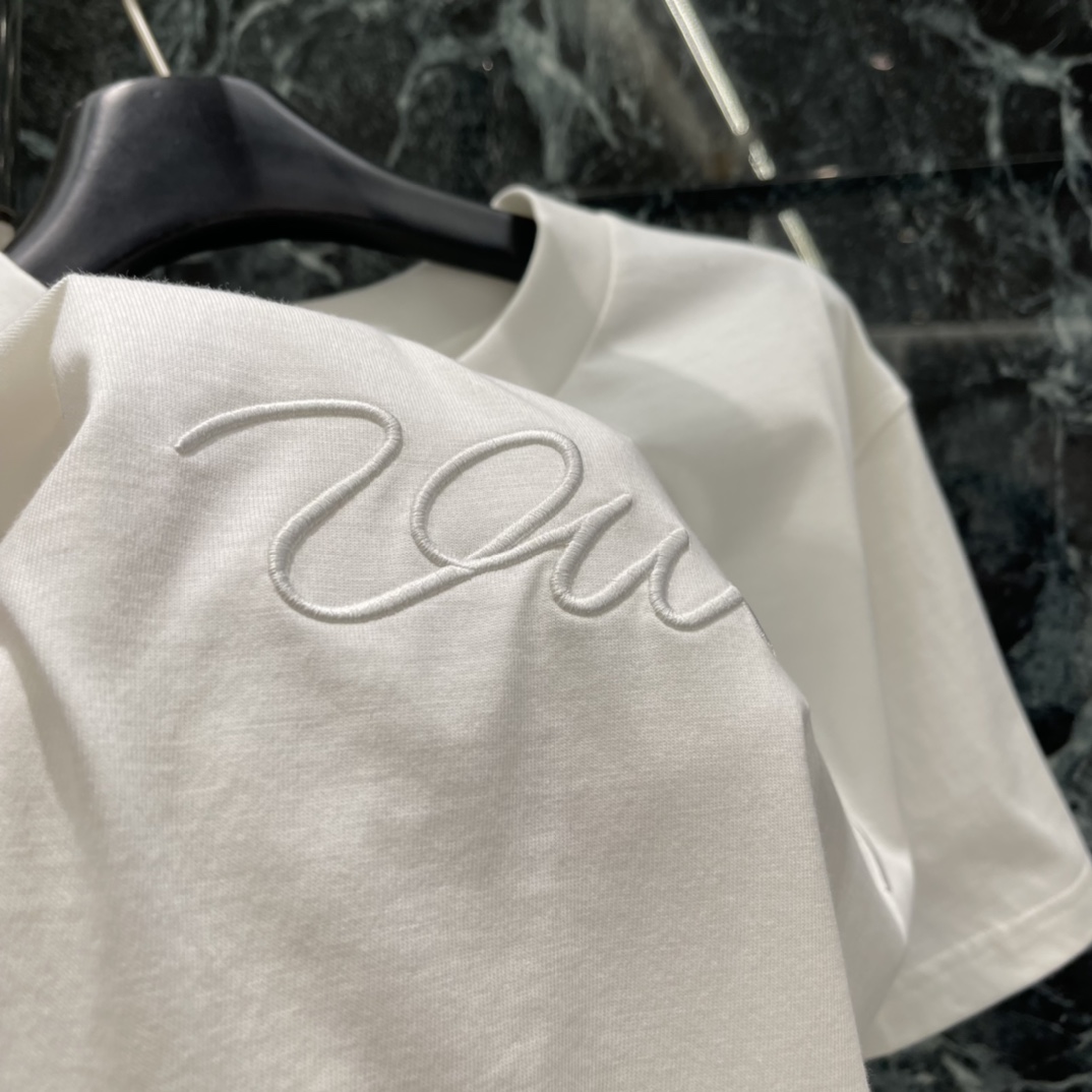 路易 25秋冬新款 刺绣字母短袖T恤 细节有精致刺绣或压花，品牌感满满计 百搭属性超强 无论休闲裤还是牛