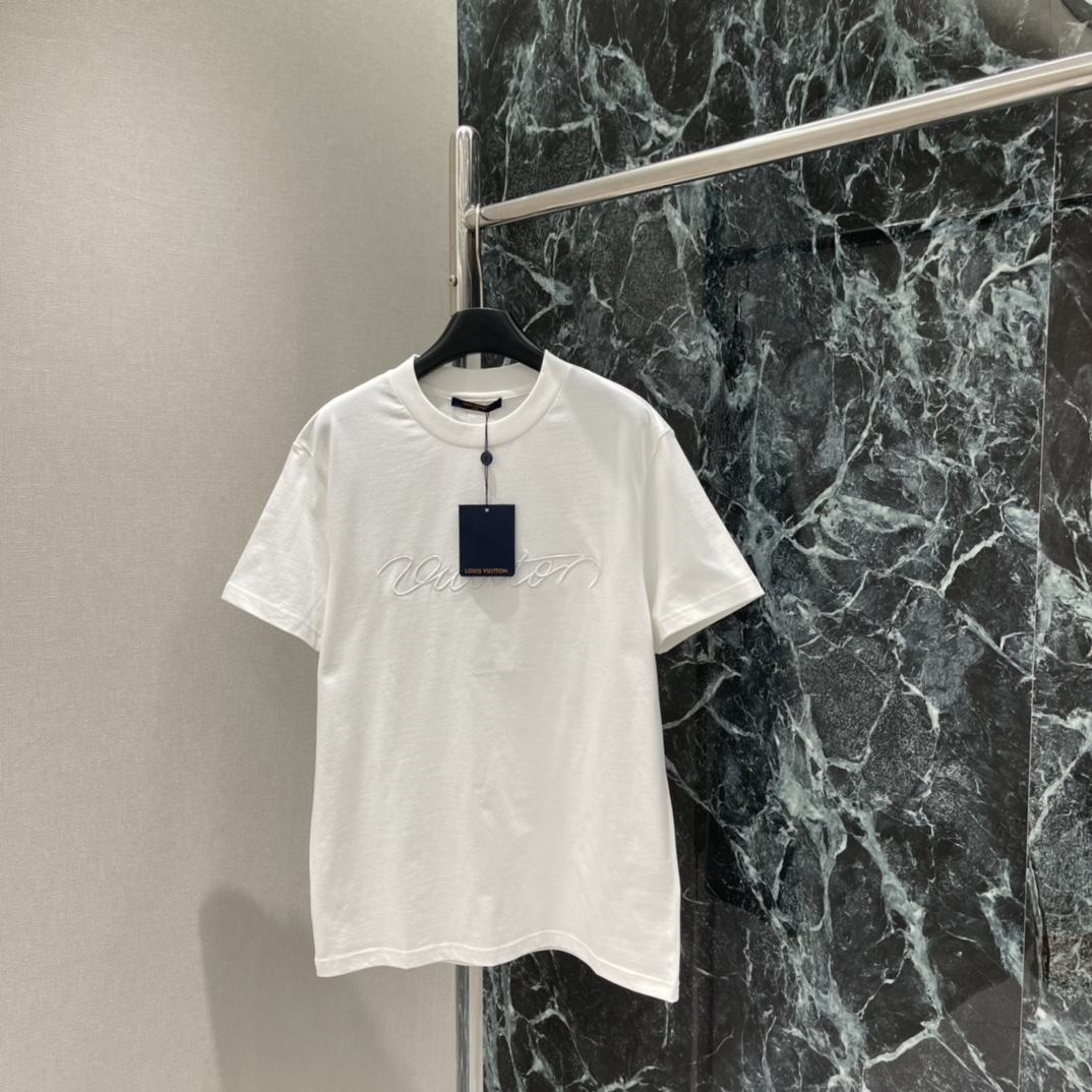 路易 25秋冬新款 刺绣字母短袖T恤 细节有精致刺绣或压花，品牌感满满计 百搭属性超强 无论休闲裤还是牛