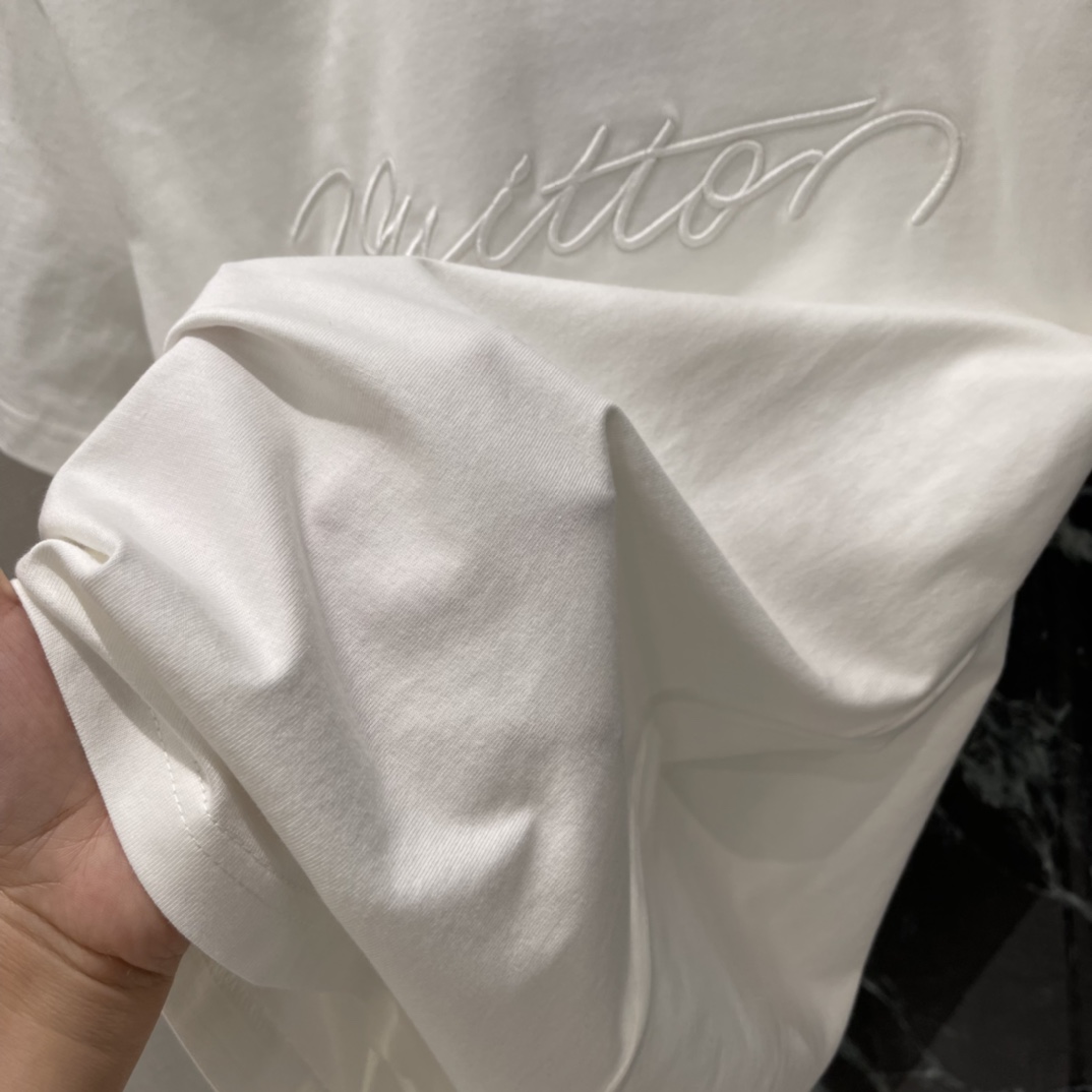 路易 25秋冬新款 刺绣字母短袖T恤 细节有精致刺绣或压花，品牌感满满计 百搭属性超强 无论休闲裤还是牛