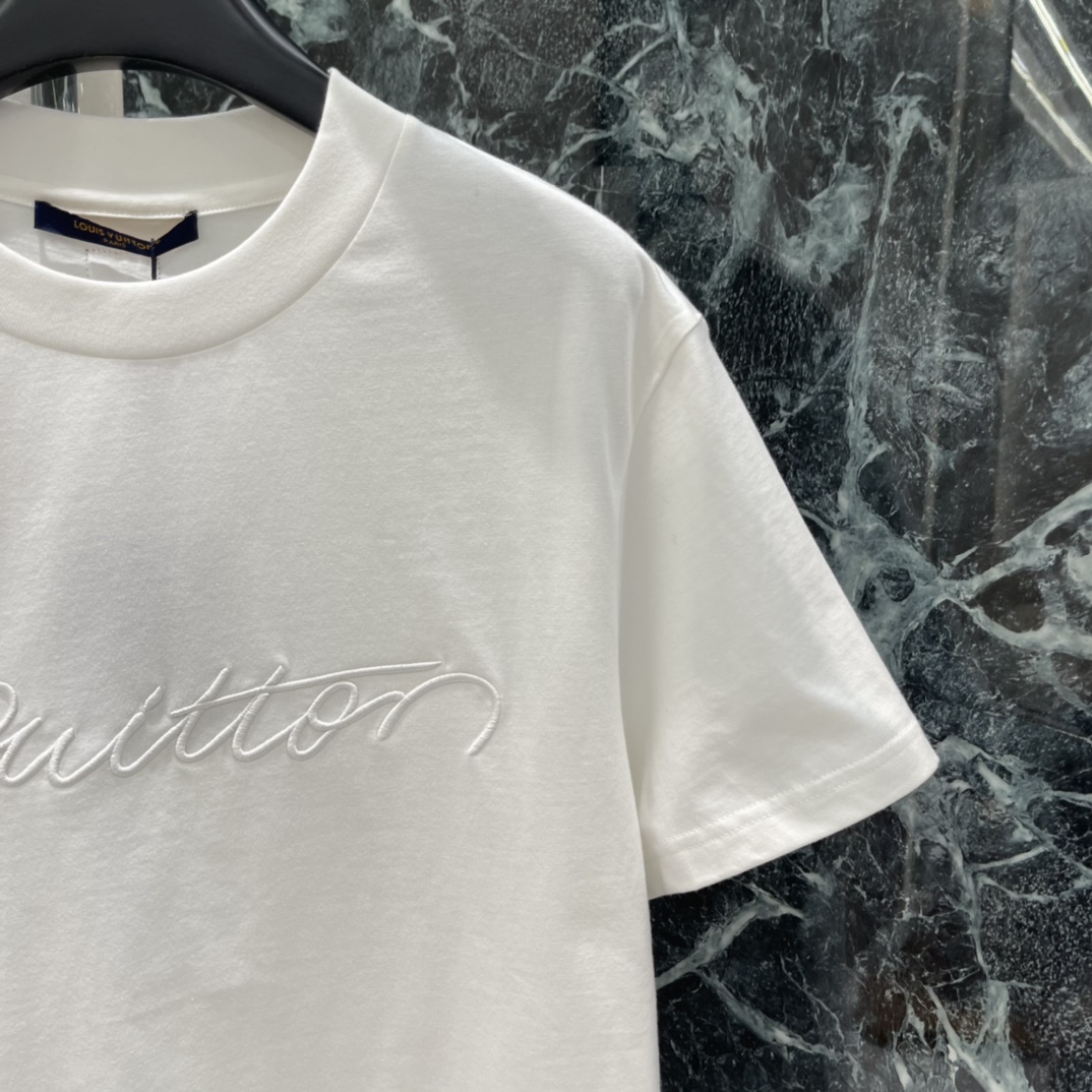 路易 25秋冬新款 刺绣字母短袖T恤 细节有精致刺绣或压花，品牌感满满计 百搭属性超强 无论休闲裤还是牛