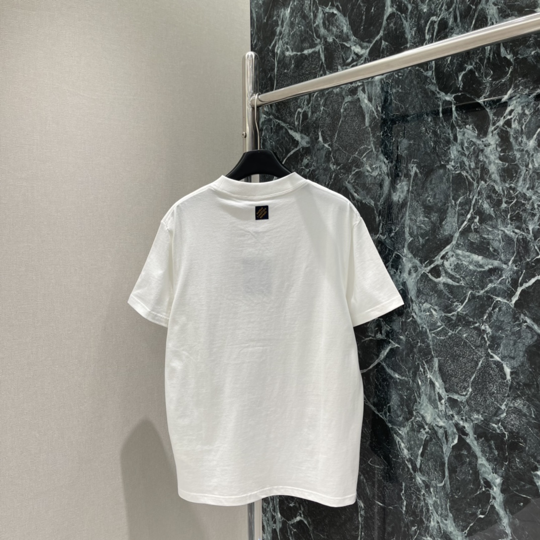 路易 25秋冬新款 刺绣字母短袖T恤 细节有精致刺绣或压花，品牌感满满计 百搭属性超强 无论休闲裤还是牛