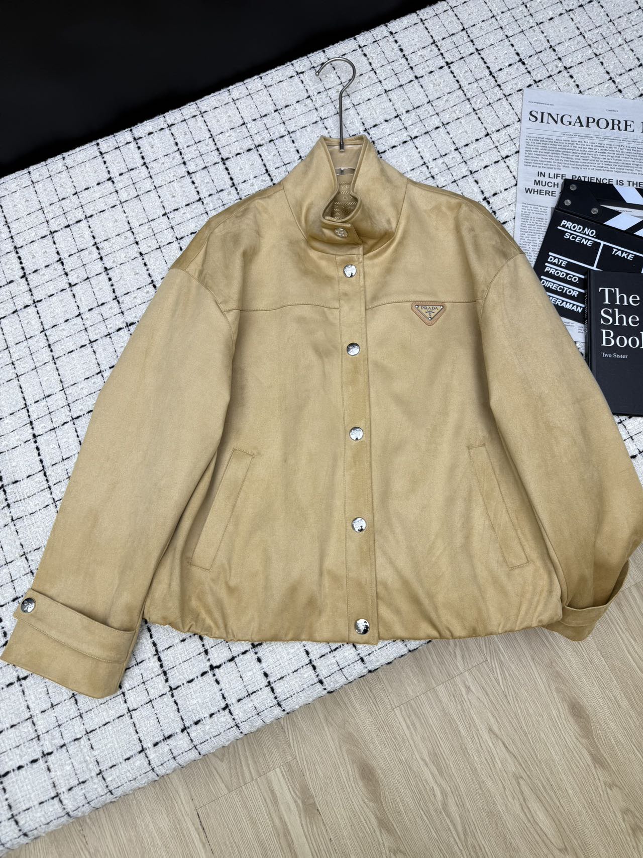 NO:591838,Prad*25ss classic triangle logo stand-up collar jacket. The sheepskin fabric is soft, comfortable and easy to take care of. The stand-up collar design is windproof and cool. Custom dyed jacquard lining. A must-have item for autumn and winter. Color stacking is also great. Three colors SML, prada, jackets & coats, jackets & coats, sheepskin, alexander wang19860909Prad*25ss 经典三角标立领夹克外套 羊皮绒面料柔软舒适好打理 立领设计防风又酷帅 定染提花里布 秋冬必备单品 颜色叠穿也出彩 三色SML,,prada,jackets & coats,jackets & coats,sheepskin,alexander wang,Women's clothing