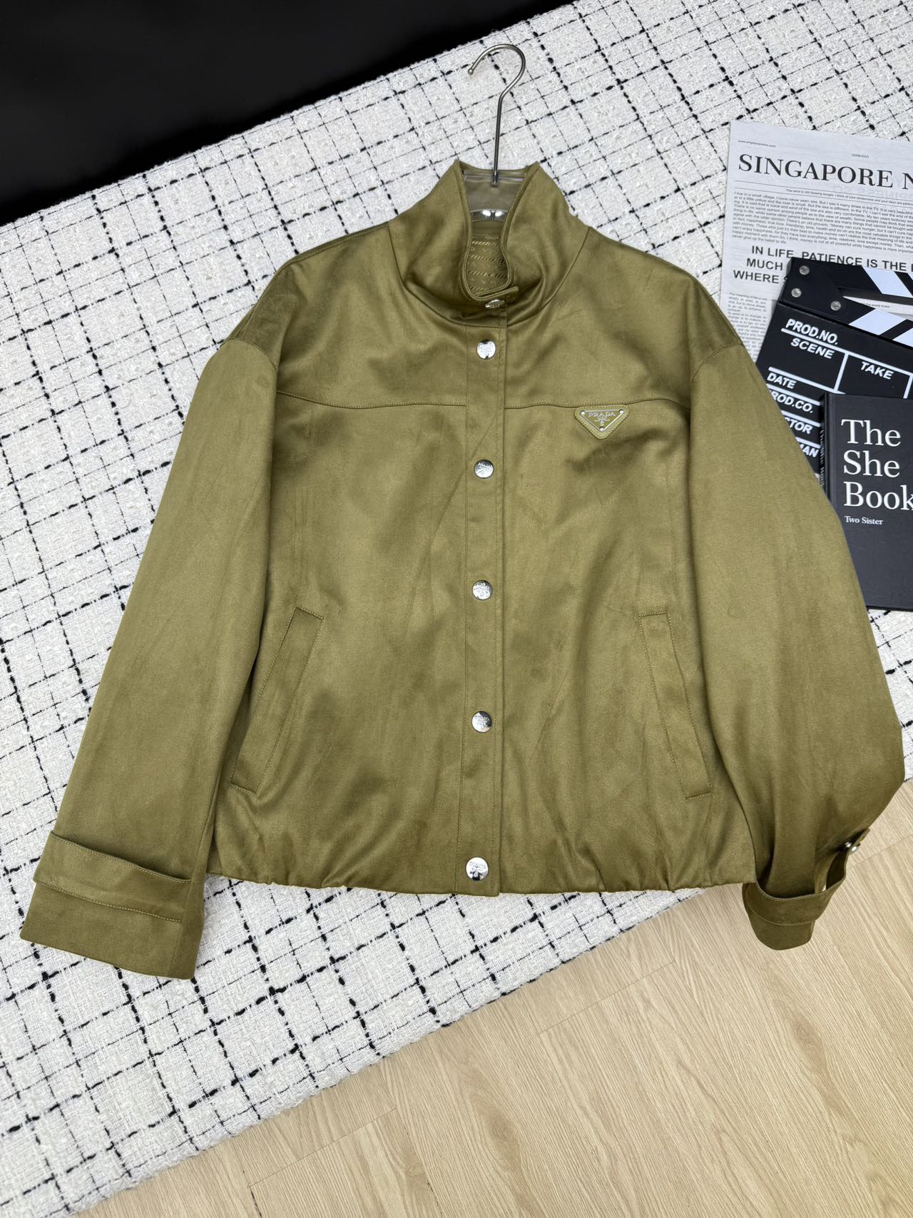 NO:591832,Prad*25ss classic triangle logo stand-up collar jacket. The sheepskin fabric is soft, comfortable and easy to take care of. The stand-up collar design is windproof and cool. Custom dyed jacquard lining. A must-have item for autumn and winter. Color stacking is also great. Three colors SML, prada, jackets & coats, jackets & coats, sheepskin, alexander wang19860909Prad*25ss 经典三角标立领夹克外套 羊皮绒面料柔软舒适好打理 立领设计防风又酷帅 定染提花里布 秋冬必备单品 颜色叠穿也出彩 三色SML,,prada,jackets & coats,jackets & coats,sheepskin,alexander wang,Women's clothing