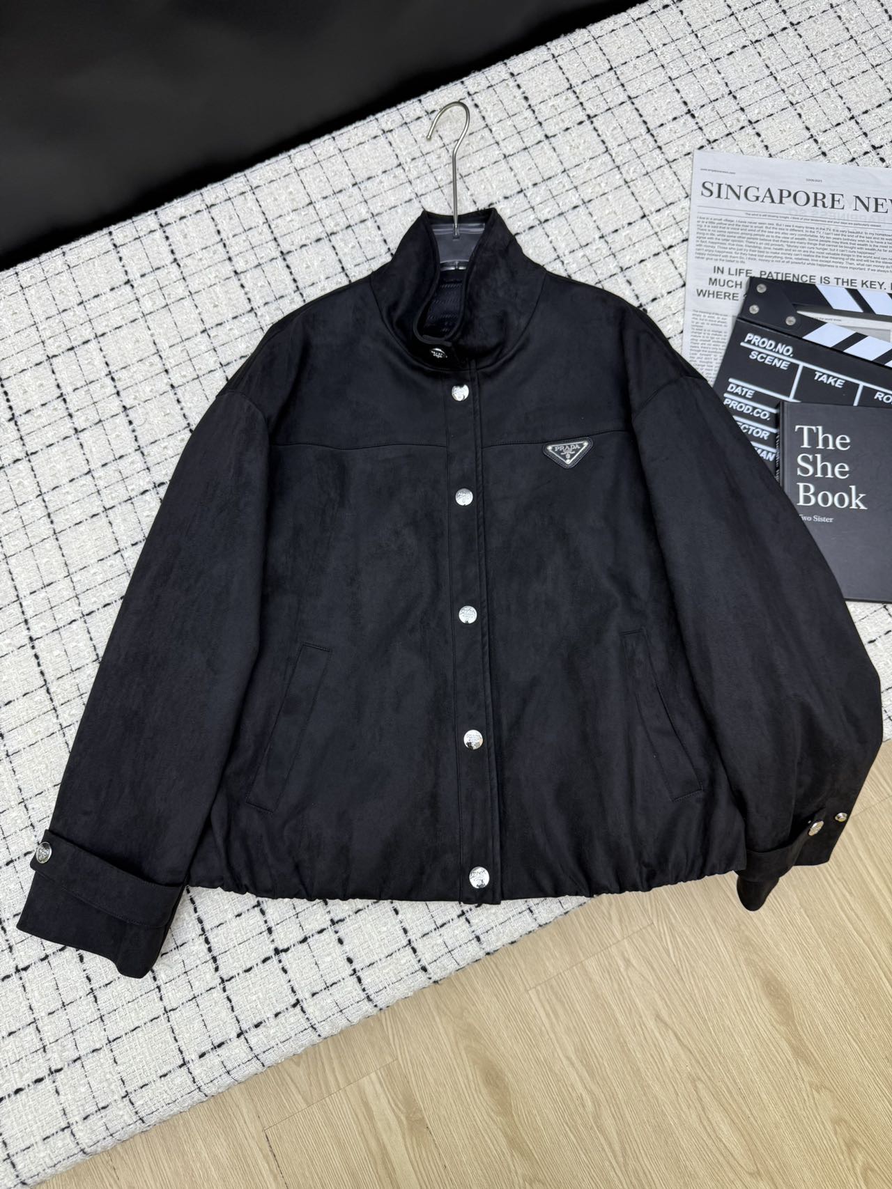 NO:591826,Prad*25ss classic triangle logo stand-up collar jacket. The sheepskin fabric is soft, comfortable and easy to take care of. The stand-up collar design is windproof and cool. Custom dyed jacquard lining. A must-have item for autumn and winter. Color stacking is also great. Three colors SML, prada, jackets & coats, jackets & coats, sheepskin, alexander wang19860909Prad*25ss 经典三角标立领夹克外套 羊皮绒面料柔软舒适好打理 立领设计防风又酷帅 定染提花里布 秋冬必备单品 颜色叠穿也出彩 三色SML,,prada,jackets & coats,jackets & coats,sheepskin,alexander wang,Women's clothing