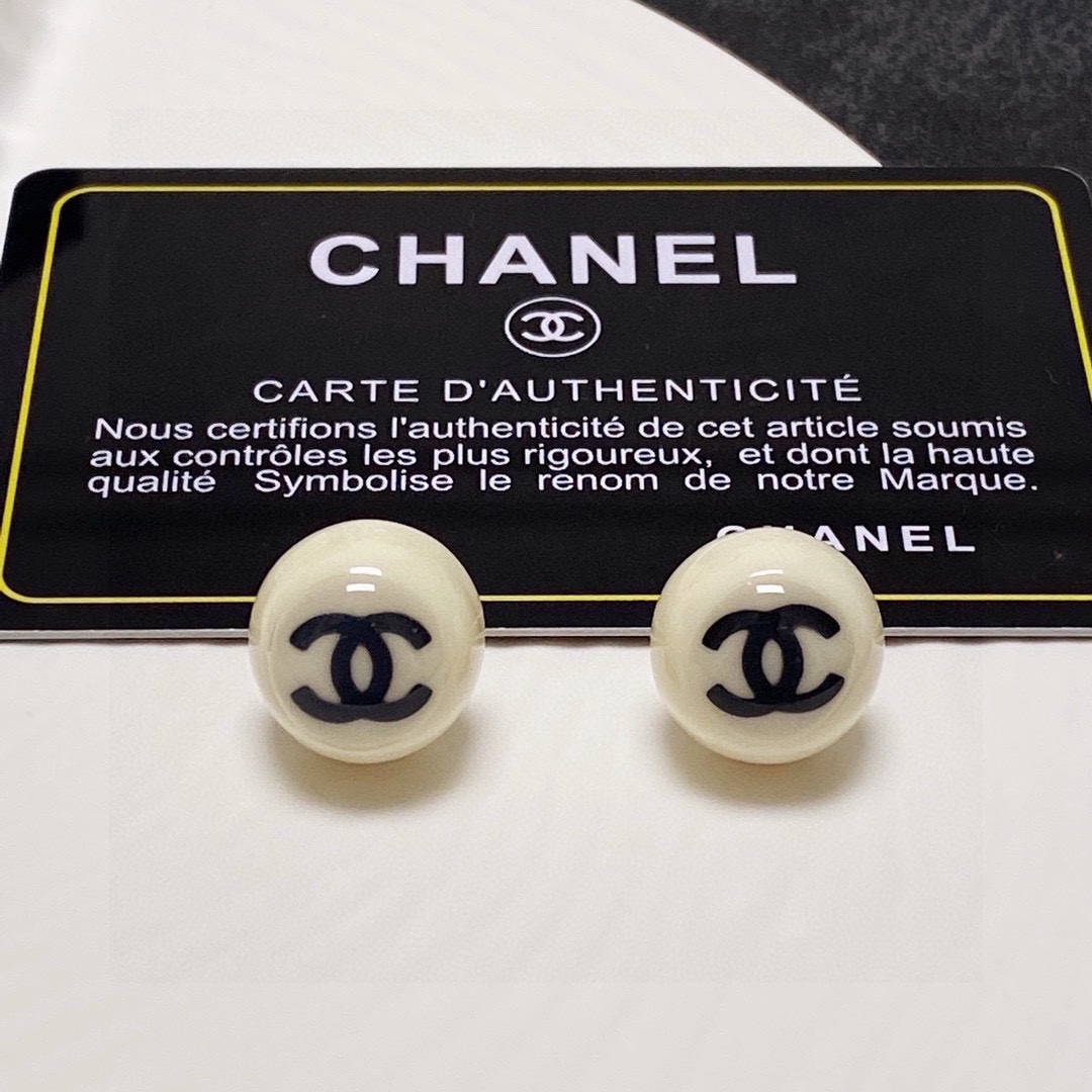 NO:589038,Chanel Chanel's new Xiaoxiangfeng off-white acrylic earrings are launched in the counter. They are so beautiful and romantic. They are a must-have. Popular Little Red Book. Selected zp consistent material. Super nice, fine jewelry, chanel, chanel.19860909chanel香奈儿新款小香风米白色亚克力耳钉专柜新款上市 美得不要不要的 唯美 浪漫 人手必备款 火爆小红书 精选zp一致材质 超 nice,饰品精品,chanel,chanel,Jewelry