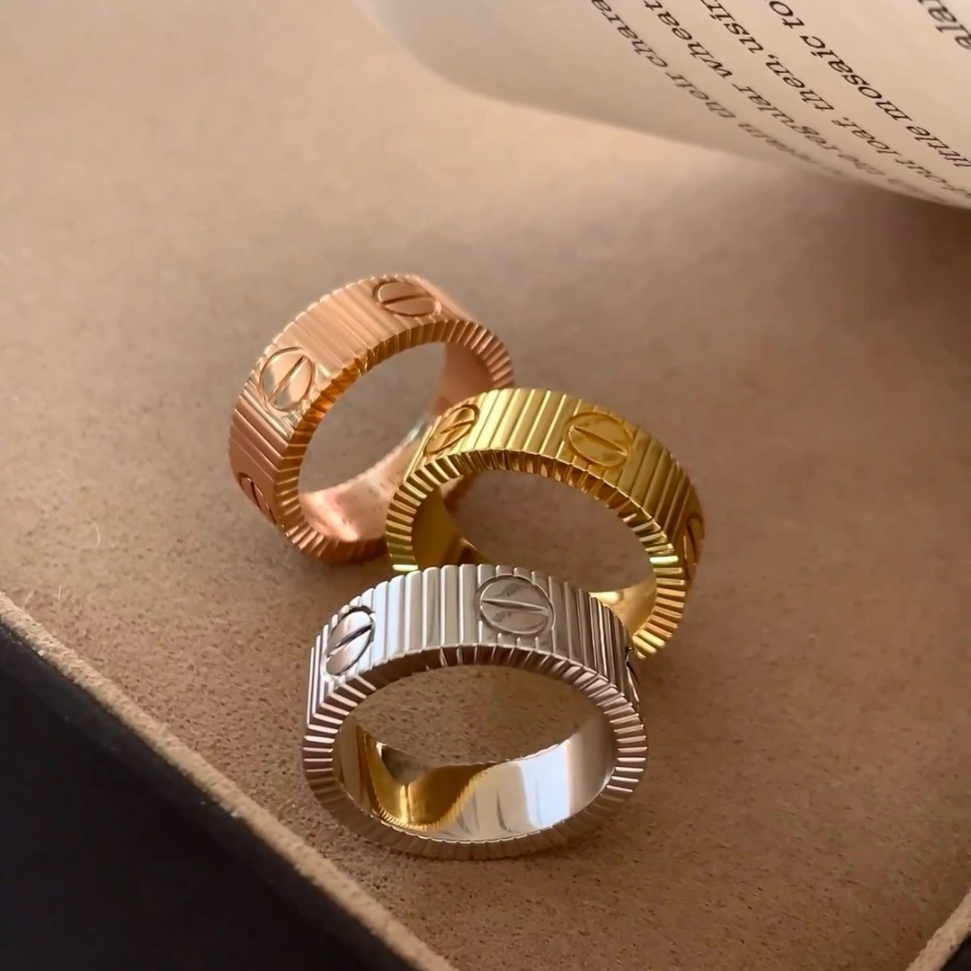 NO:589050,The new Cartier stainless steel 14K color-preserving series style nail stripe ring!  A must-have item for summer that you can’t help but want to praise as soon as you wear it. It has a simple design, is super delicate and looks white, I just love it!  It can also be stacked with other styles, super versatile ~ silver, gold, rose gold code number 6-7-8-9, fine jewelry, cartier, cartier, ring19860909新款卡地亚Cartier精钢14Ｋ保色系列造型钉子一字条纹戒指！夏天必备款一戴就忍不住想夸的一款,简约的设计,超精致又显手白,简直爱了！又可以跟其他款式叠搭一起,超级百搭～银色、金色、玫瑰金码数6-7-8-9,饰品精品,cartier,cartier,ring,Jewelry