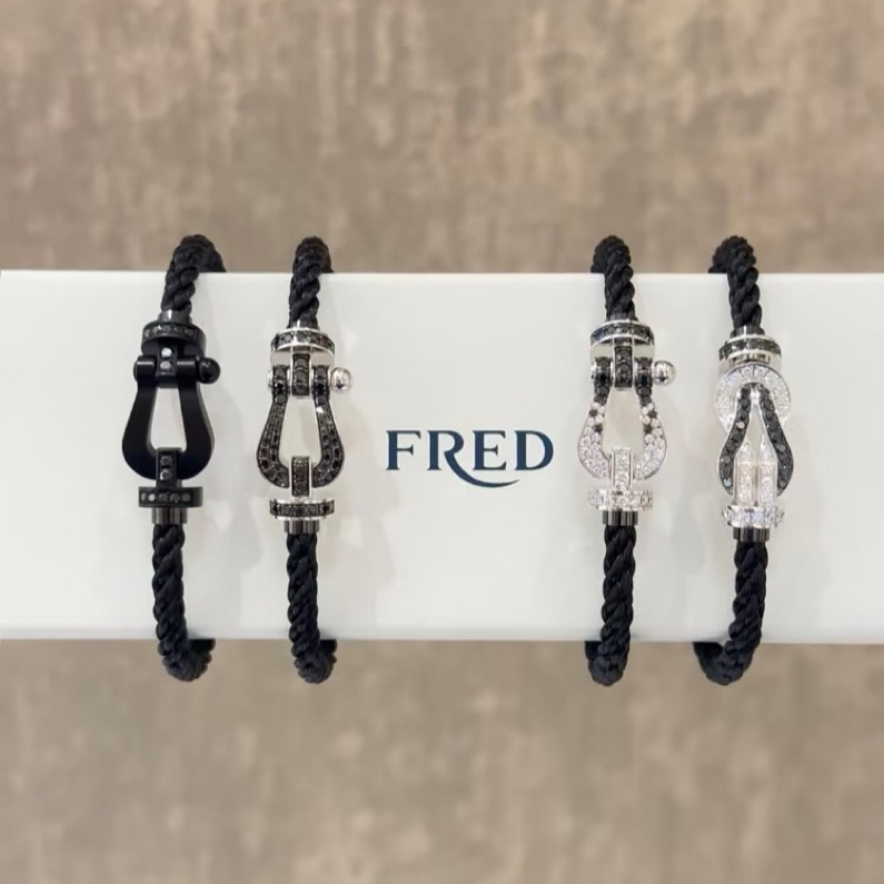 💥新品发布❤火爆🎉钢丝费雷德 Fred斐登满钻、半钻、无钻马蹄扣中性款高品质黑色钢丝绳手链手镯！本命绳👉🏻大牌 时尚 精致💠FORCE 系列手链⭐高端定制～亚金微电镀18k金工艺 精工马蹄扣头手镯！上手效果非常百搭💍 网红达人 时尚一族必备单品 玫瑰金、黄金、银色扣头😘男女情侣款两个码数：17/19cm