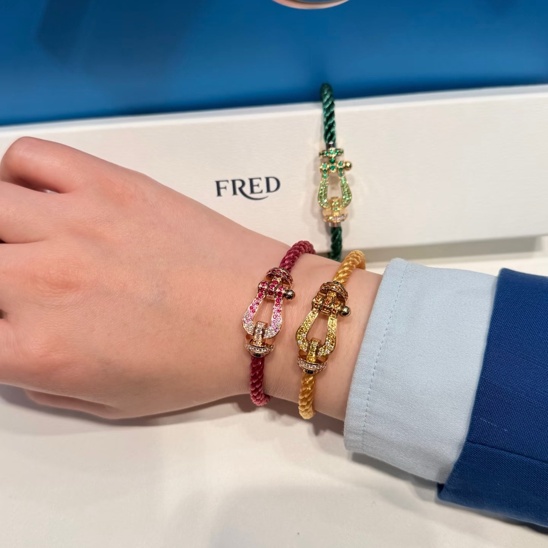 💥新品发布❤火爆🎉钢丝费雷德 Fred斐登满钻、半钻、无钻马蹄扣中性款高品质黑色钢丝绳手链手镯！本命绳👉🏻大牌 时尚 精致💠FORCE 系列手链⭐高端定制～亚金微电镀18k金工艺 精工马蹄扣头手镯！上手效果非常百搭💍 网红达人 时尚一族必备单品 玫瑰金、黄金、银色扣头😘男女情侣款两个码数：17/19cm