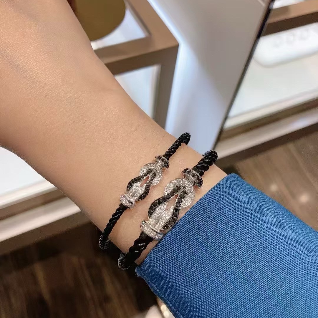 💥新品发布❤火爆🎉钢丝费雷德 Fred斐登满钻、半钻、无钻马蹄扣中性款高品质黑色钢丝绳手链手镯！本命绳👉🏻大牌 时尚 精致💠FORCE 系列手链⭐高端定制～亚金微电镀18k金工艺 精工马蹄扣头手镯！上手效果非常百搭💍 网红达人 时尚一族必备单品 玫瑰金、黄金、银色扣头😘男女情侣款两个码数：17/19cm