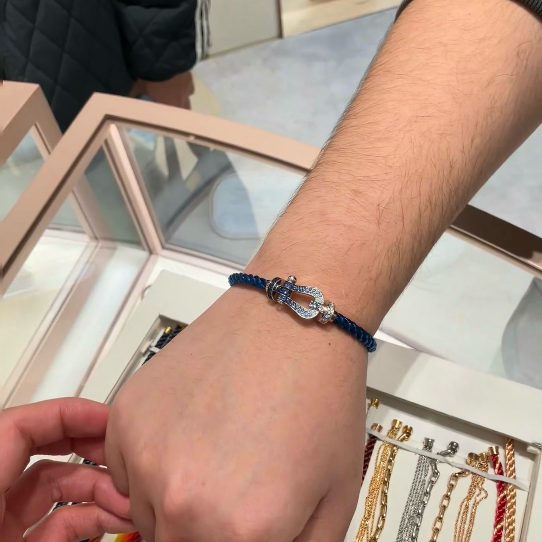 💥新品发布❤火爆🎉钢丝费雷德 Fred斐登满钻、半钻、无钻马蹄扣中性款高品质黑色钢丝绳手链手镯！本命绳👉🏻大牌 时尚 精致💠FORCE 系列手链⭐高端定制～亚金微电镀18k金工艺 精工马蹄扣头手镯！上手效果非常百搭💍 网红达人 时尚一族必备单品 玫瑰金、黄金、银色扣头😘男女情侣款两个码数：17/19cm